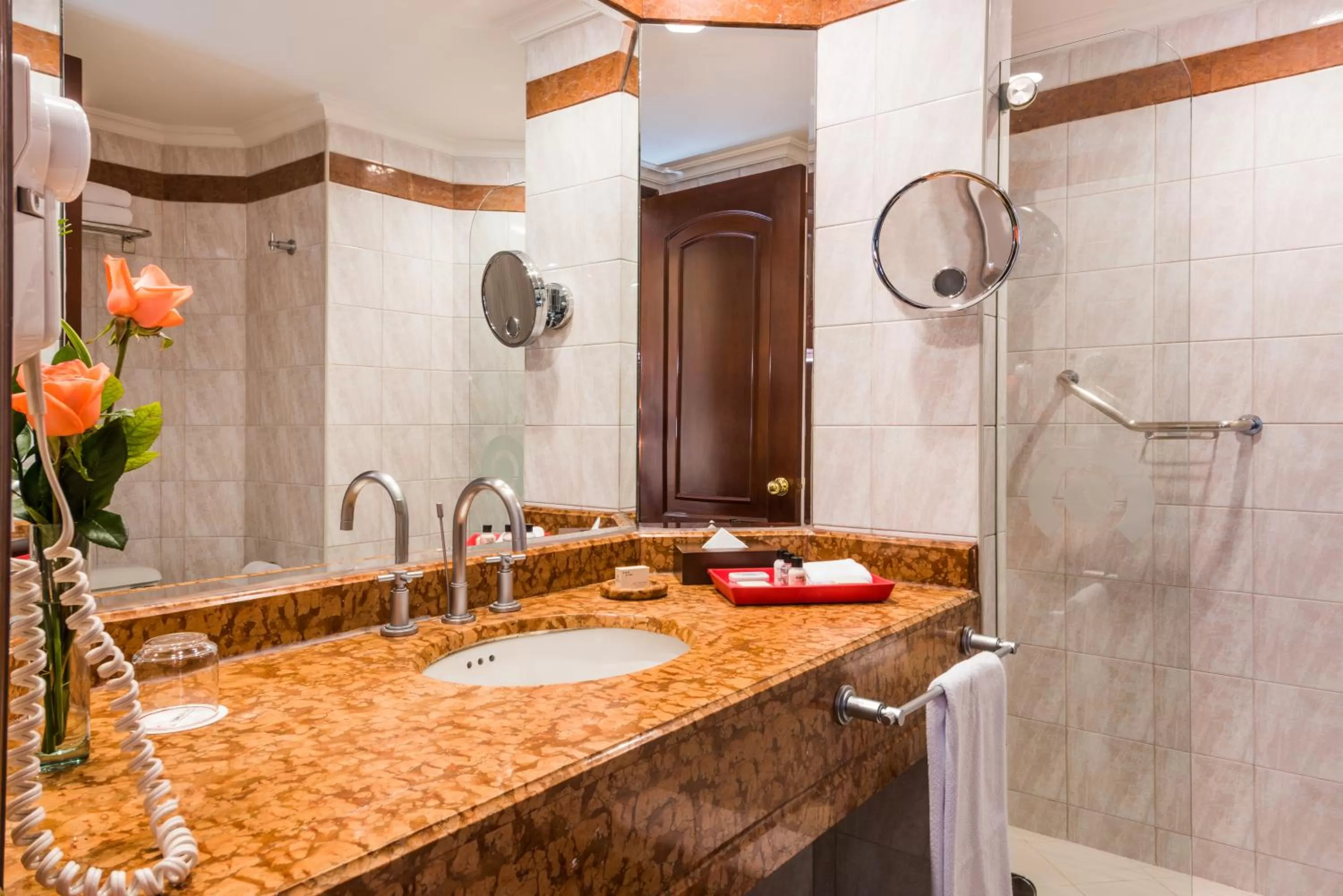 Bathroom in Cosmos 100 Hotel & Centro de Convenciones - Hoteles Cosmos