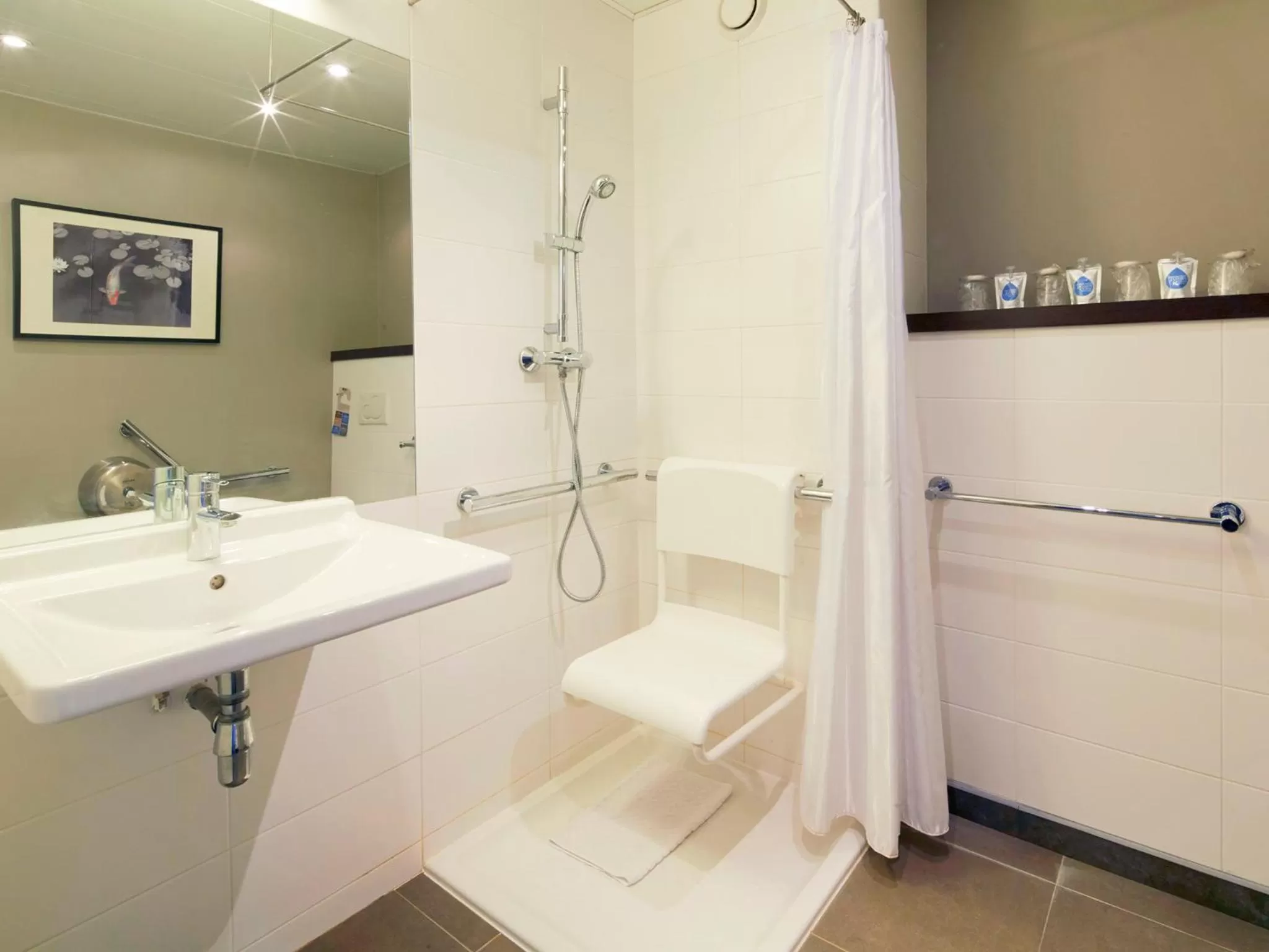 Shower in Kyriad Hôtel Orly Aéroport - Athis Mons