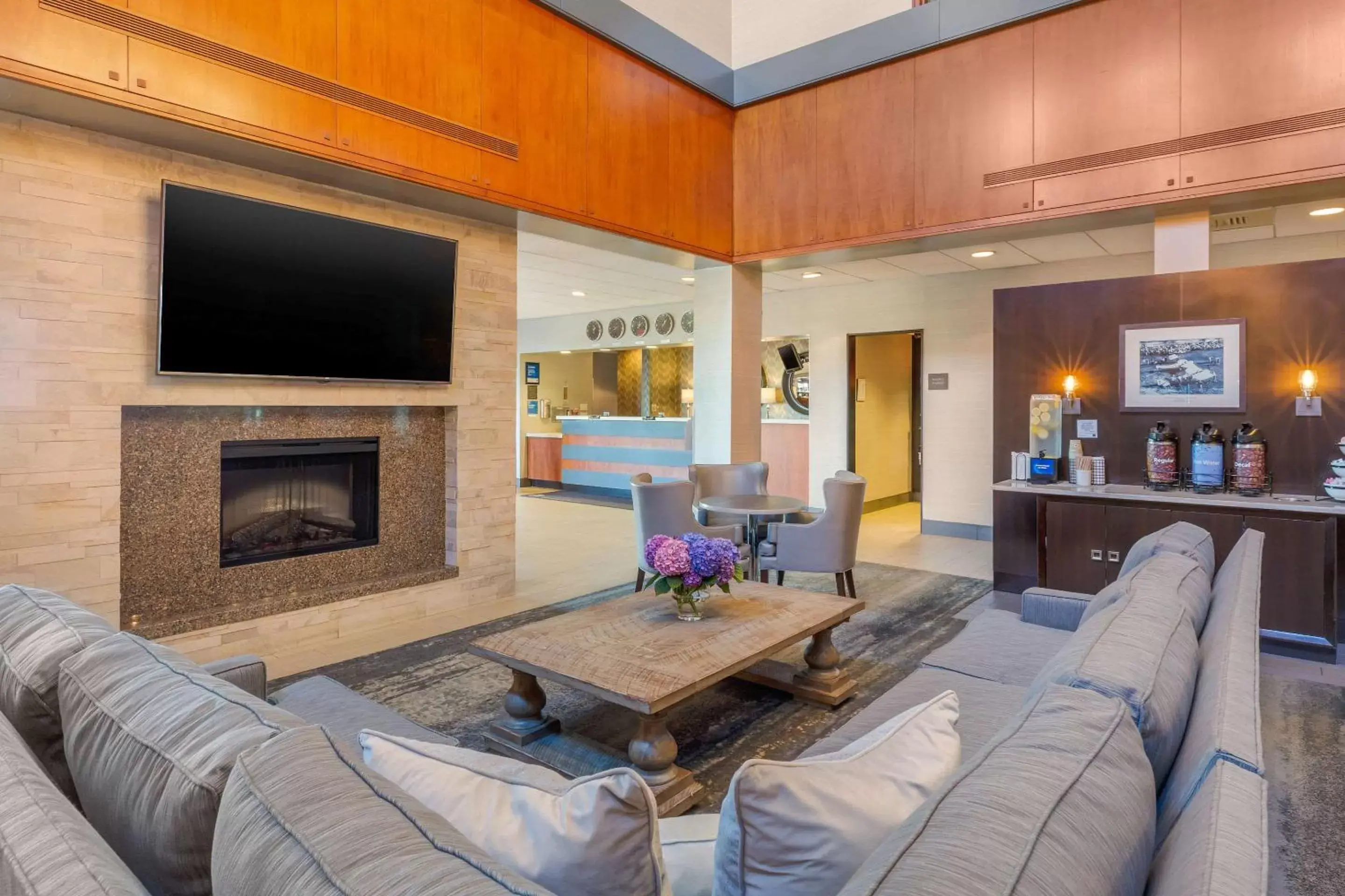 Lobby or reception, Seating Area in Comfort Inn & Suites Logan International Airport