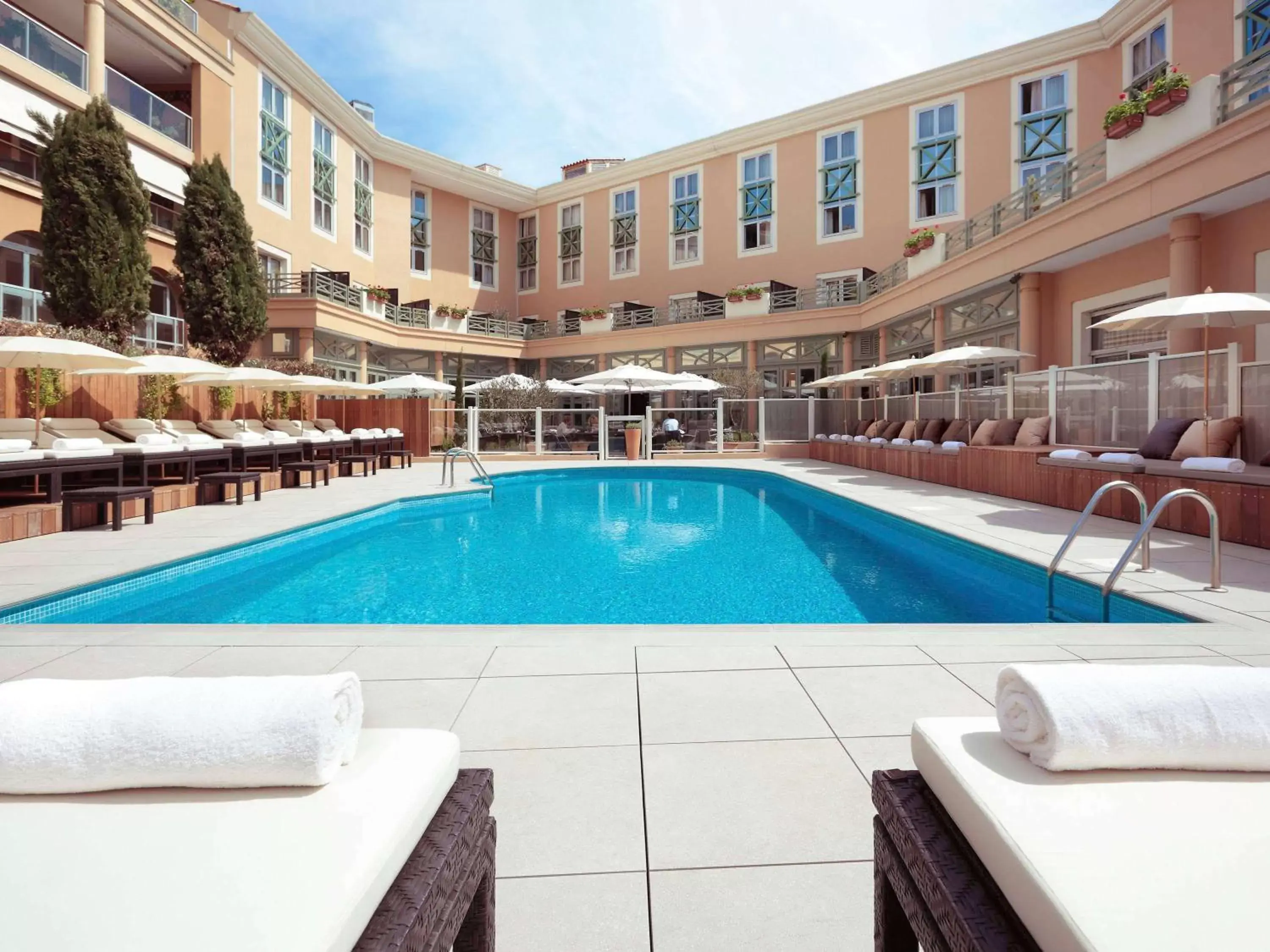 Property building, Swimming Pool in Grand Hôtel Roi René Aix en Provence Centre - MGallery
