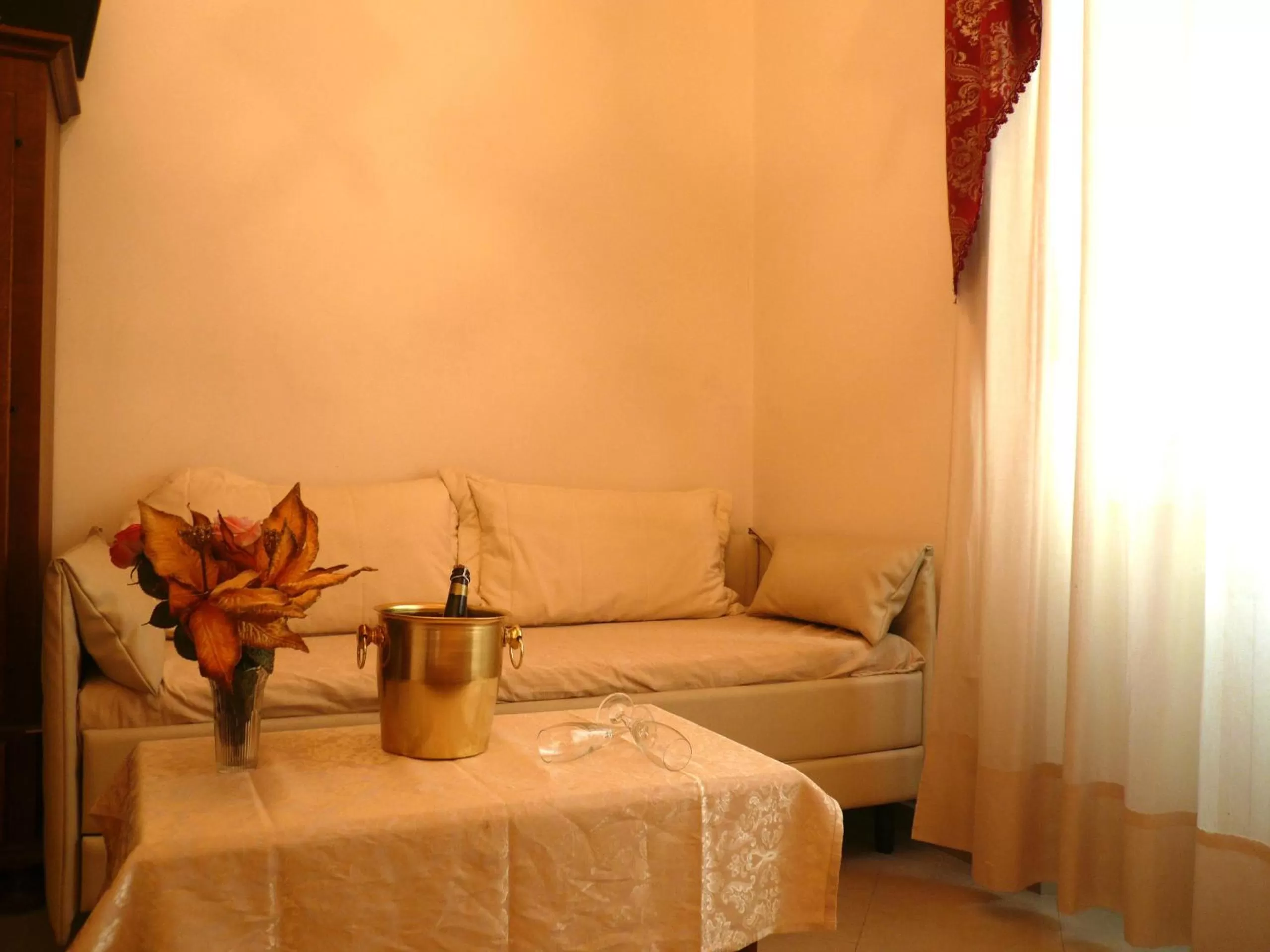 Seating area in Cambridge Hotel