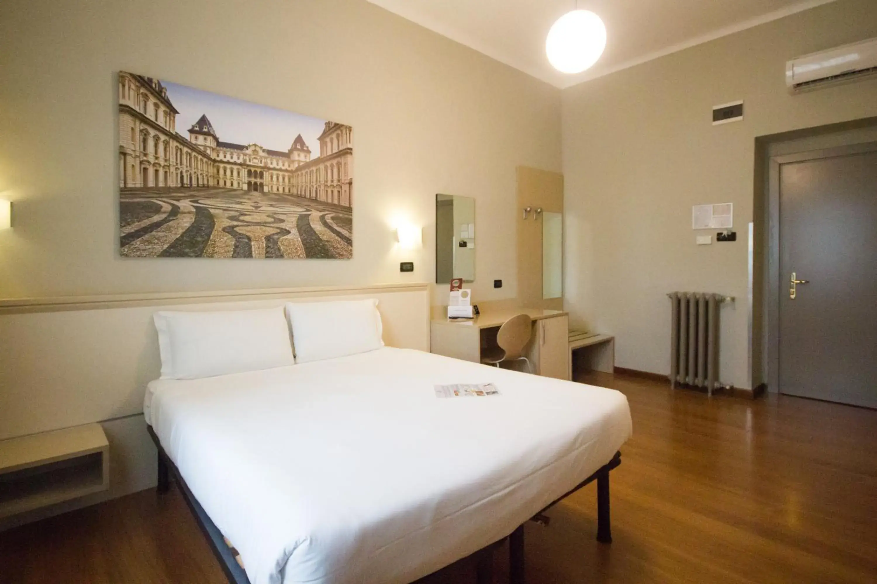 Photo of the whole room, Bed in Hotel Dock Milano