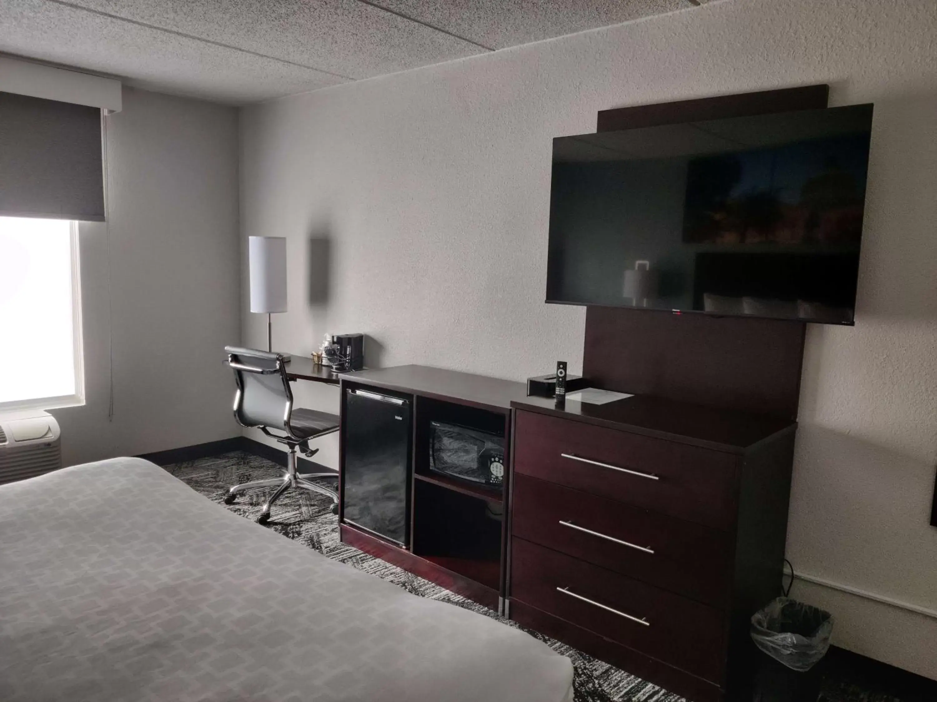 King Room with Roll-In Shower - Disability Access/Non-Smoking in Best Western Atlanta Cumberland Galleria Hotel King Room with Roll-In Shower - Disability Access/Non-Smoking in Best Western Atlanta Cumberland Galleria Hotel