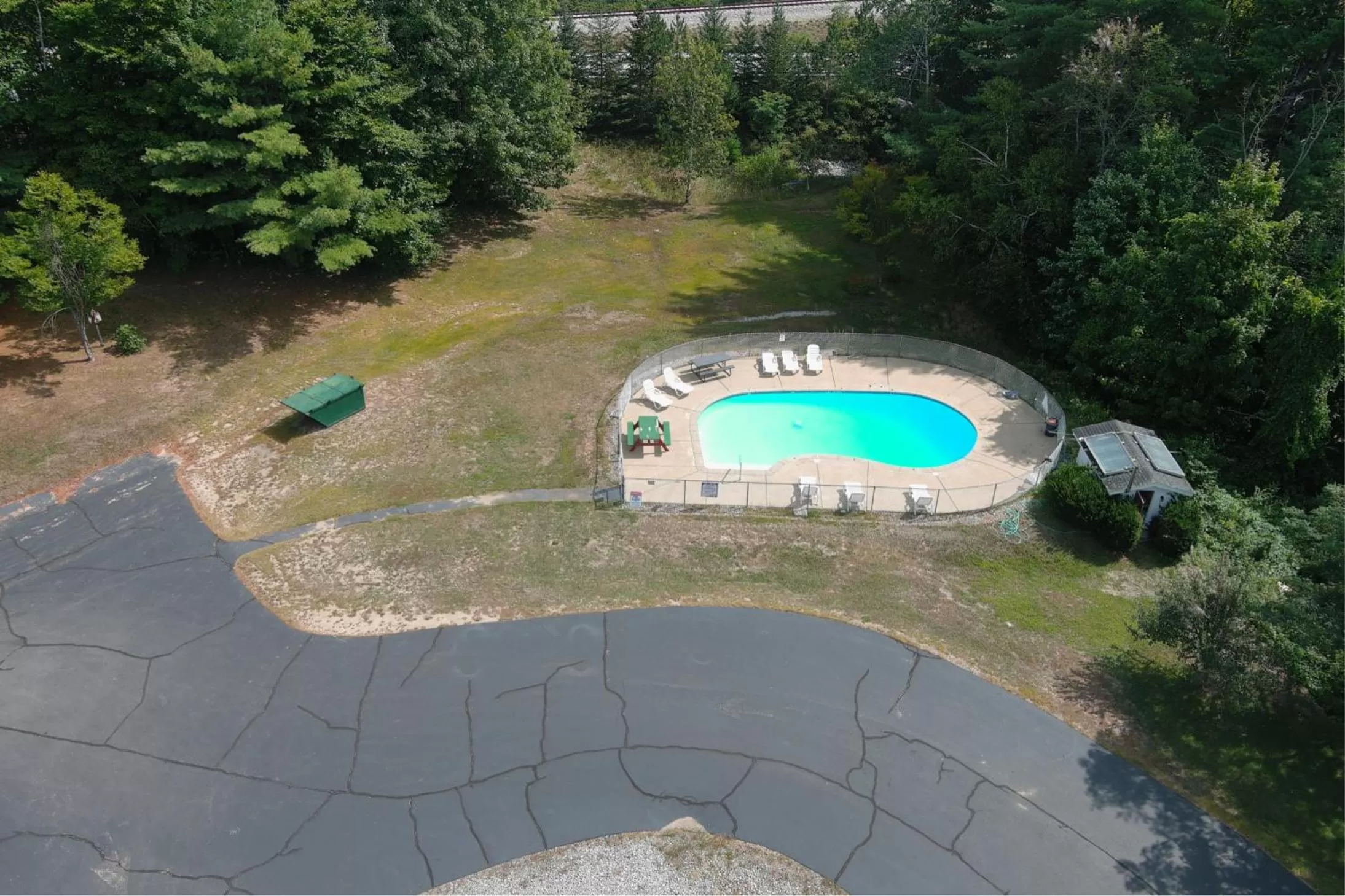 Swimming pool in Colonial Motel