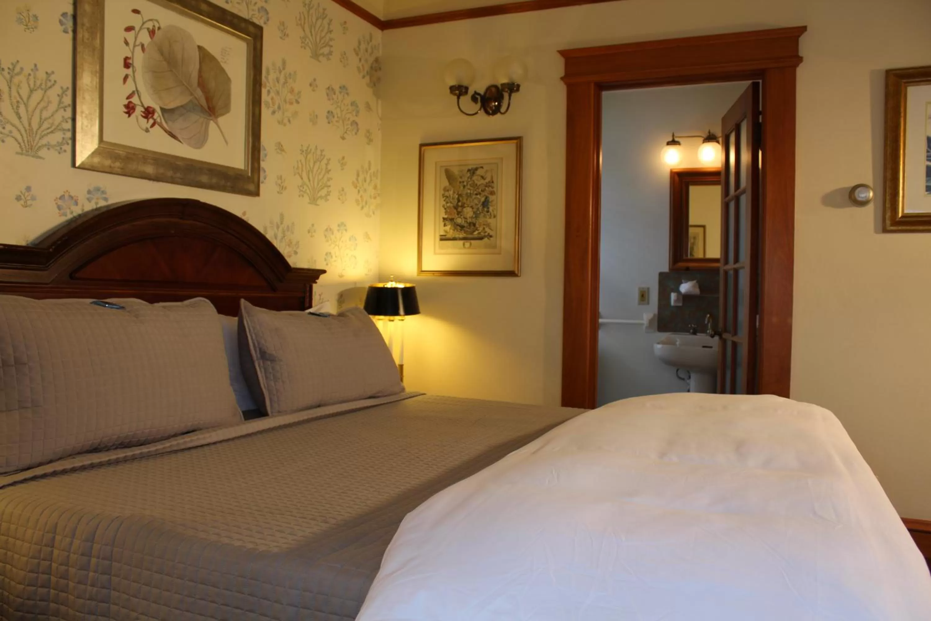 Bed in Pacific Grove Inn