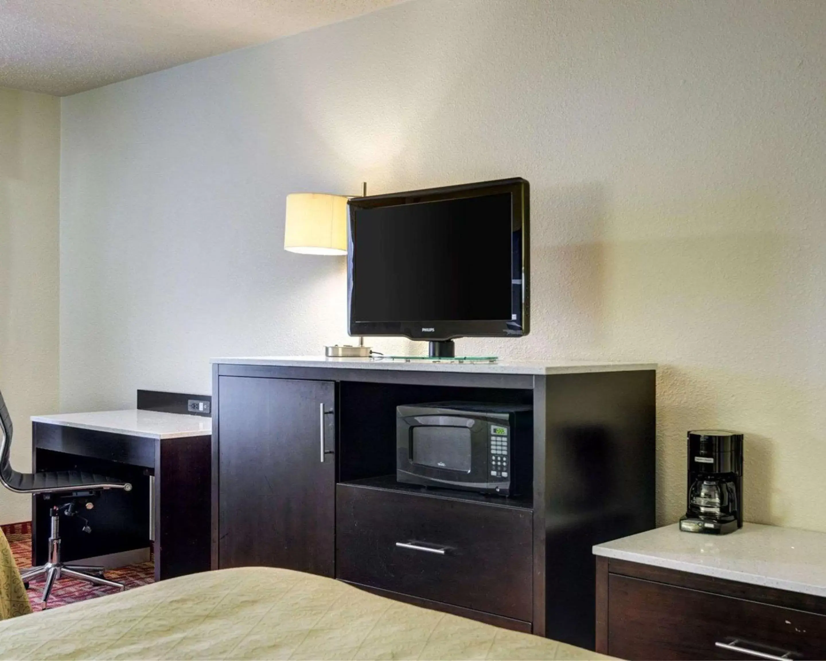Photo of the whole room, TV/Entertainment Center in Quality Inn Fort Smith I-540