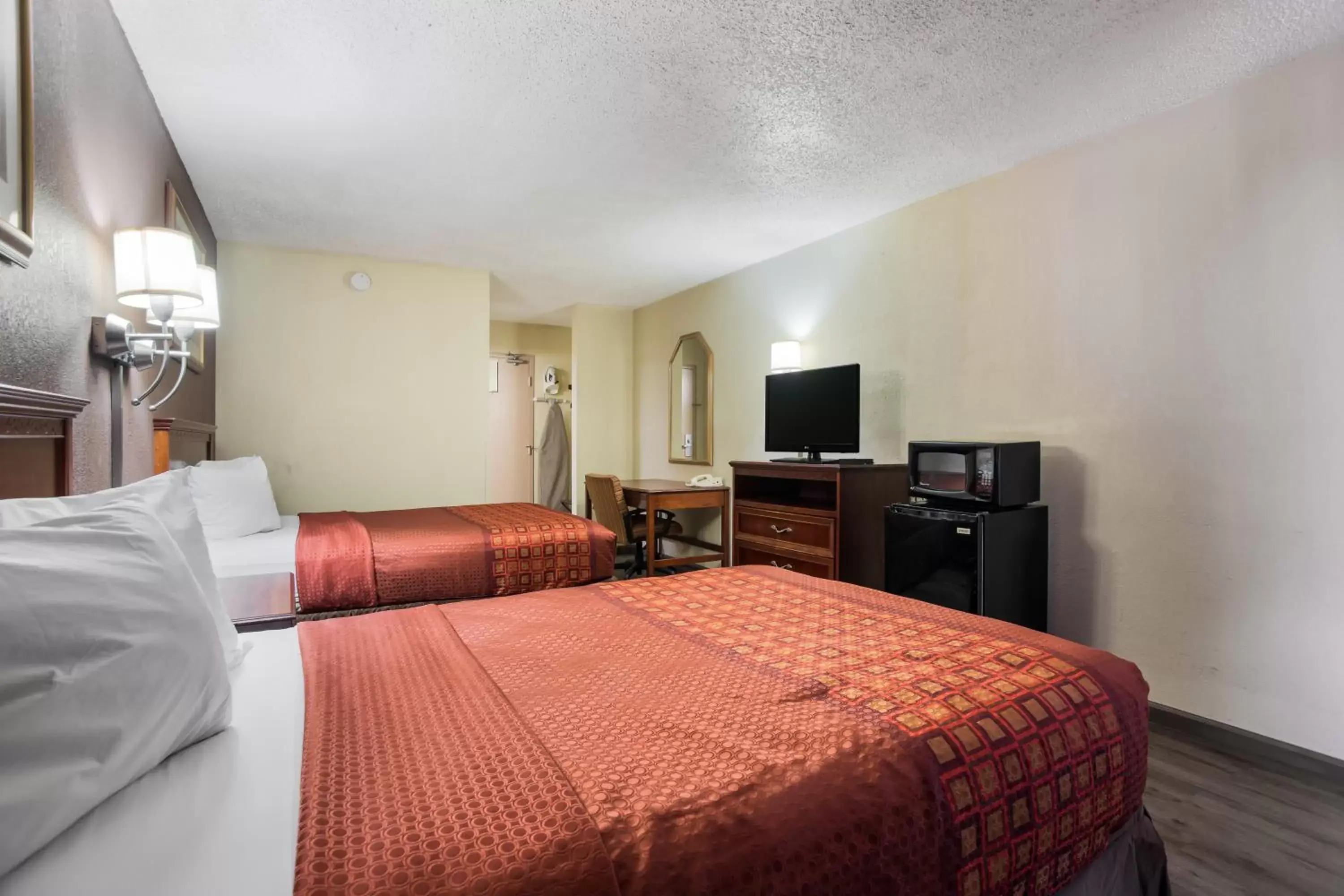 Photo of the whole room, Bed in Americas Best Value Inn Tulsa I-44
