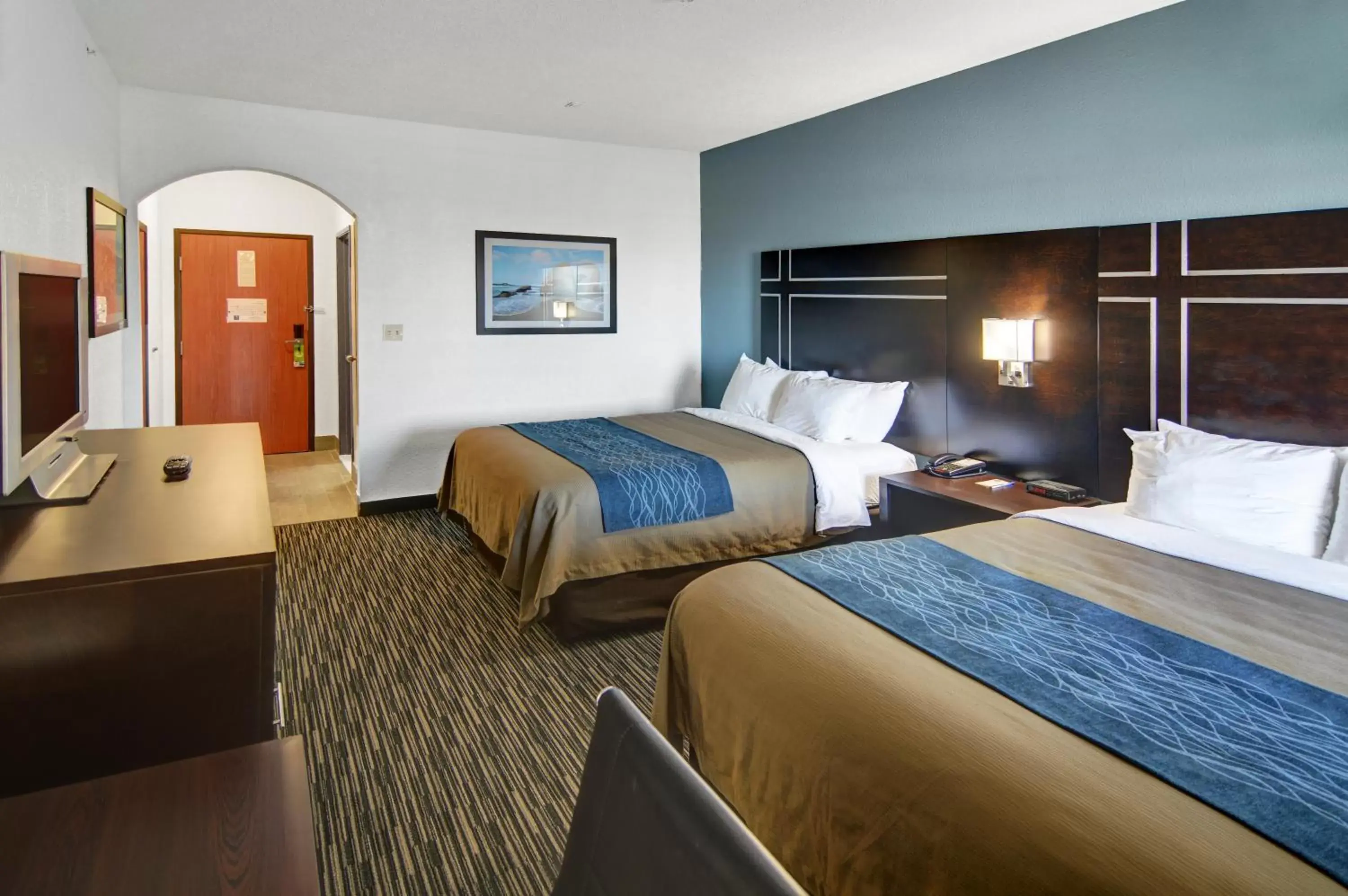 Photo of the whole room, Bed in Comfort Inn & Suites Beachfront