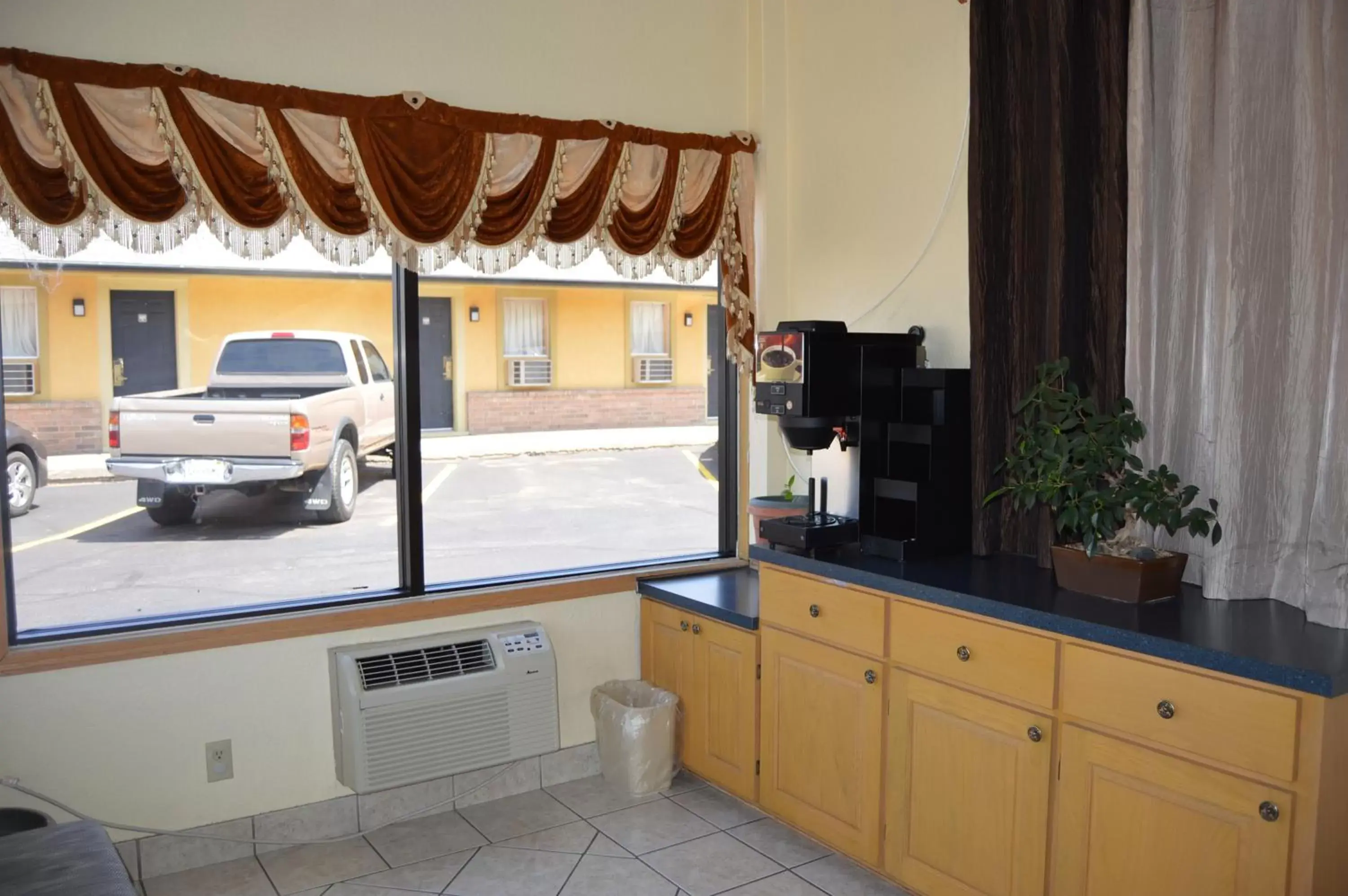 Lobby or reception, Kitchen/Kitchenette in Budget Inn El Reno