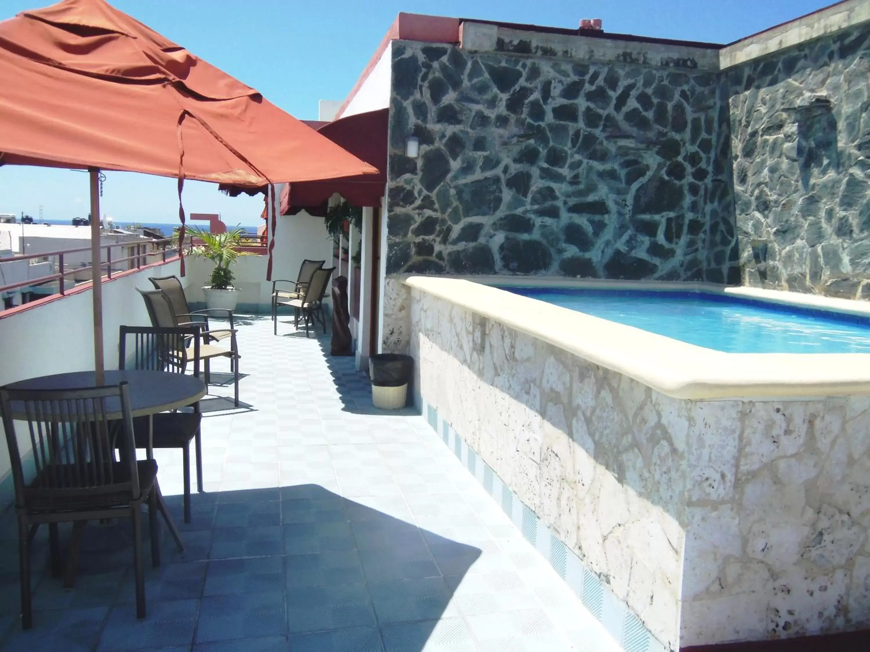 Balcony/Terrace, Swimming Pool in Hotel Discovery