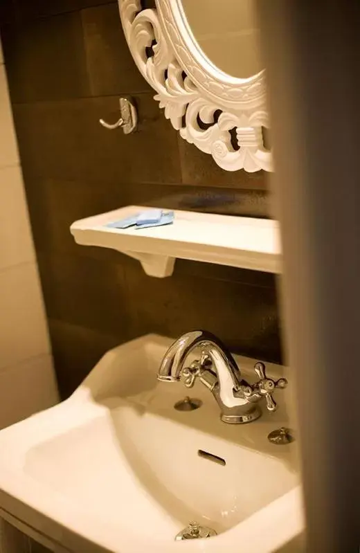 Bathroom in Hotel Les Negociants