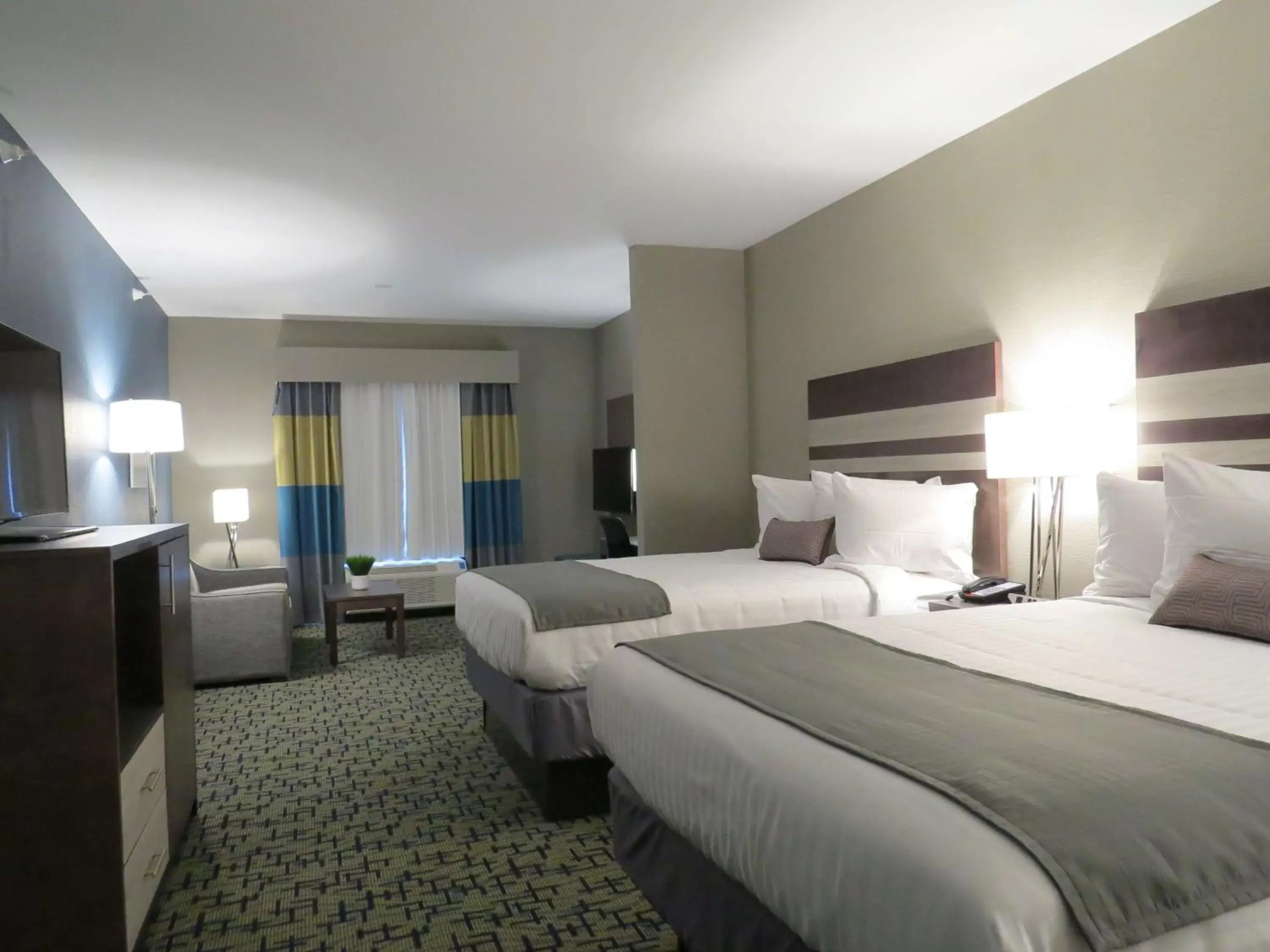 Bed in Best Western Plus Erie Inn & Suites
