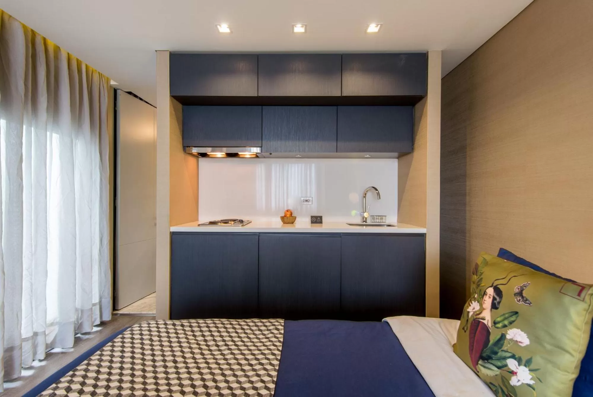 Property building, Bed in Hotel Regina