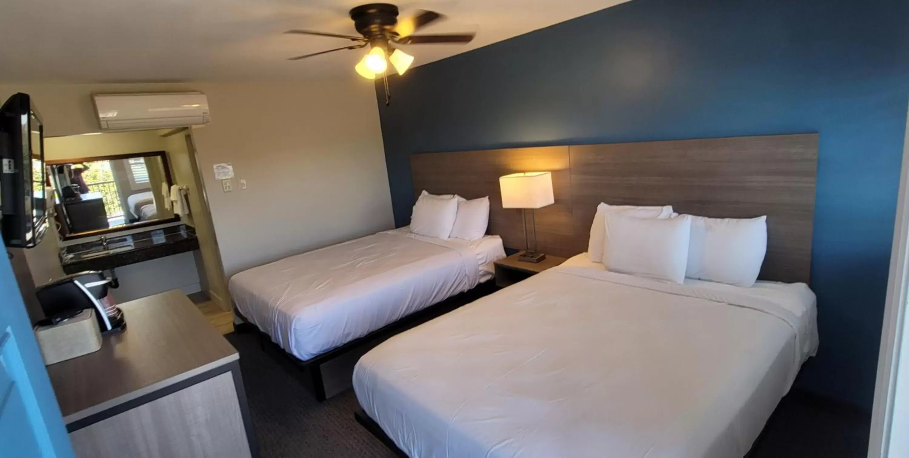 Photo of the whole room, Bed in Beachwalker Inn & Suites