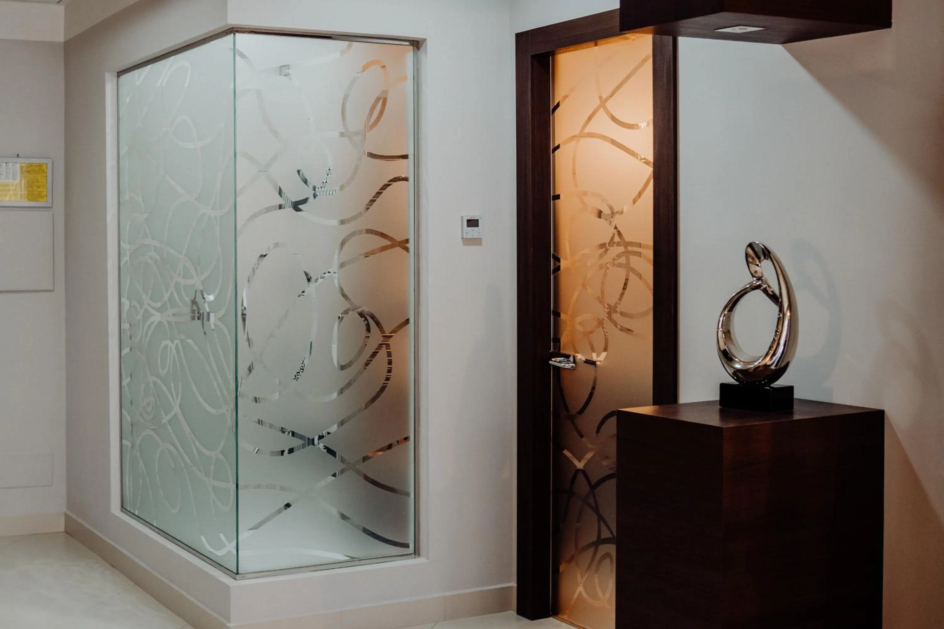 Shower in Hotel Niagara