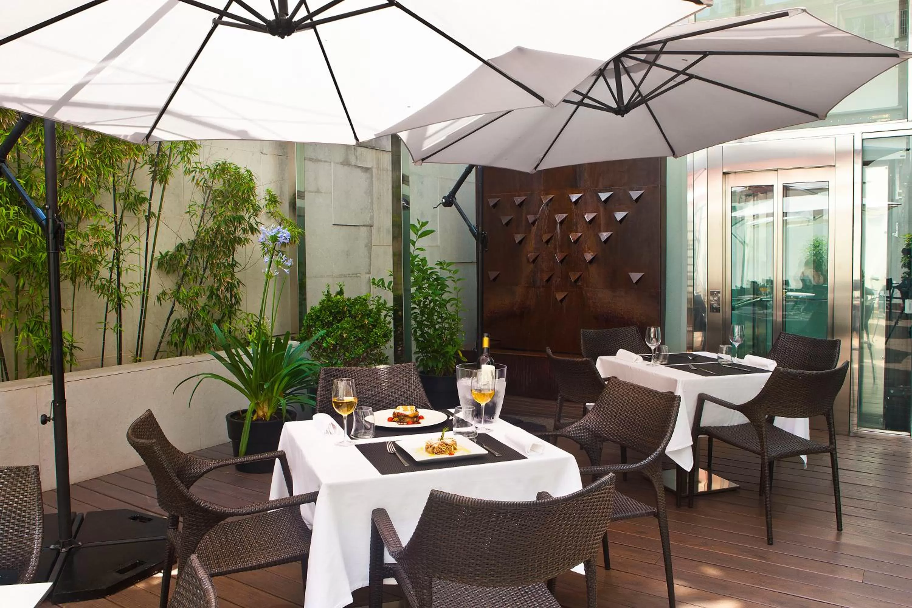 Restaurant/places to eat in Grupotel Gran Via 678