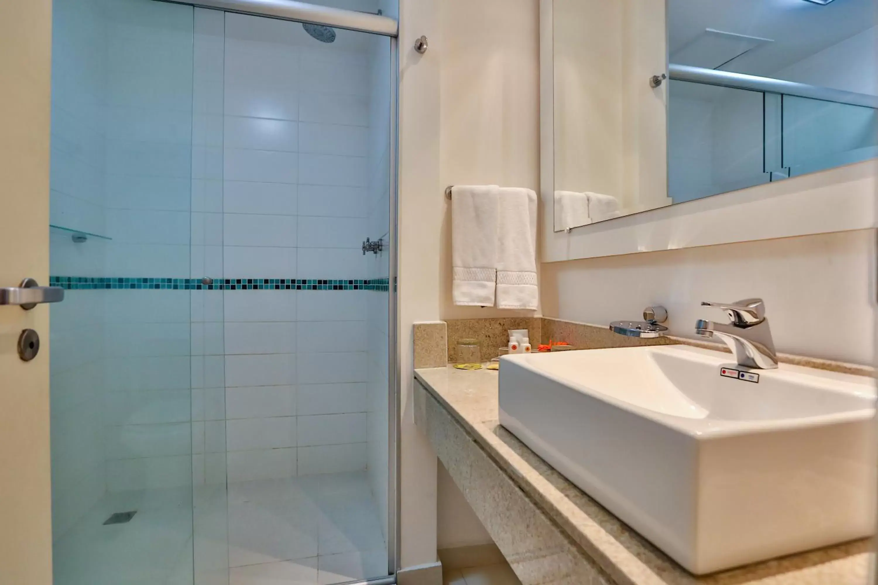 Shower, Bathroom in Comfort Nova Paulista