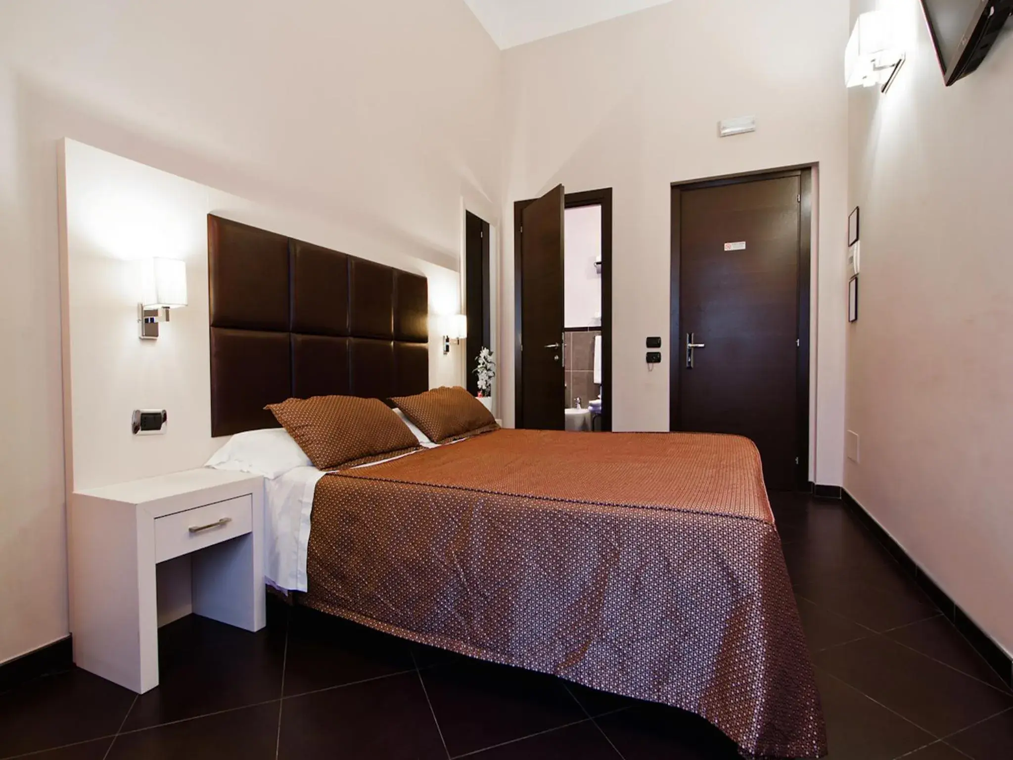 Double or Twin Room in Cenci Bed & Breakfast Fontana di Trevi Double or Twin Room in Cenci Bed & Breakfast Fontana di Trevi