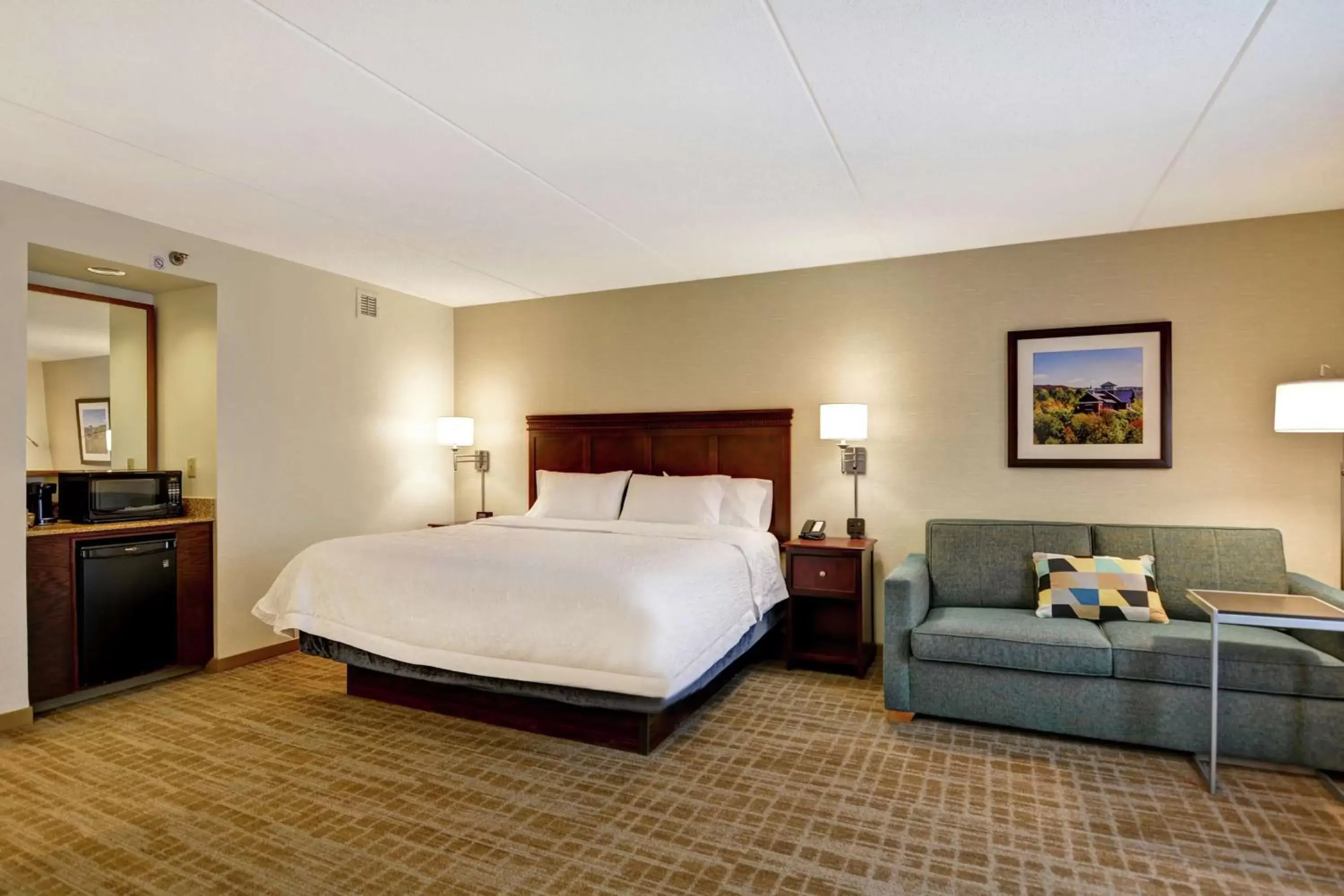 Living room, Bed in Hampton Inn Scranton at Montage Mountain