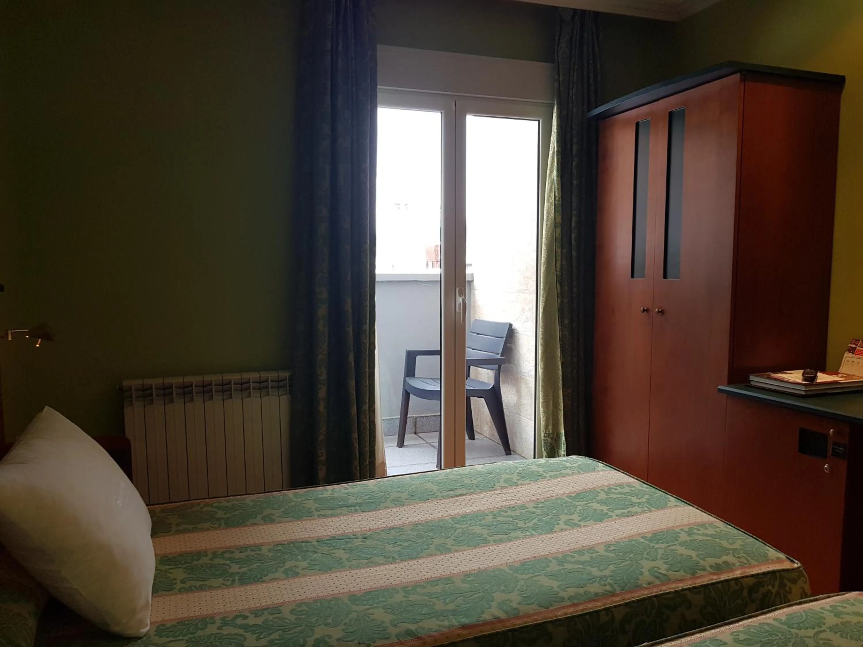 Photo of the whole room, Bed in Idh Angel