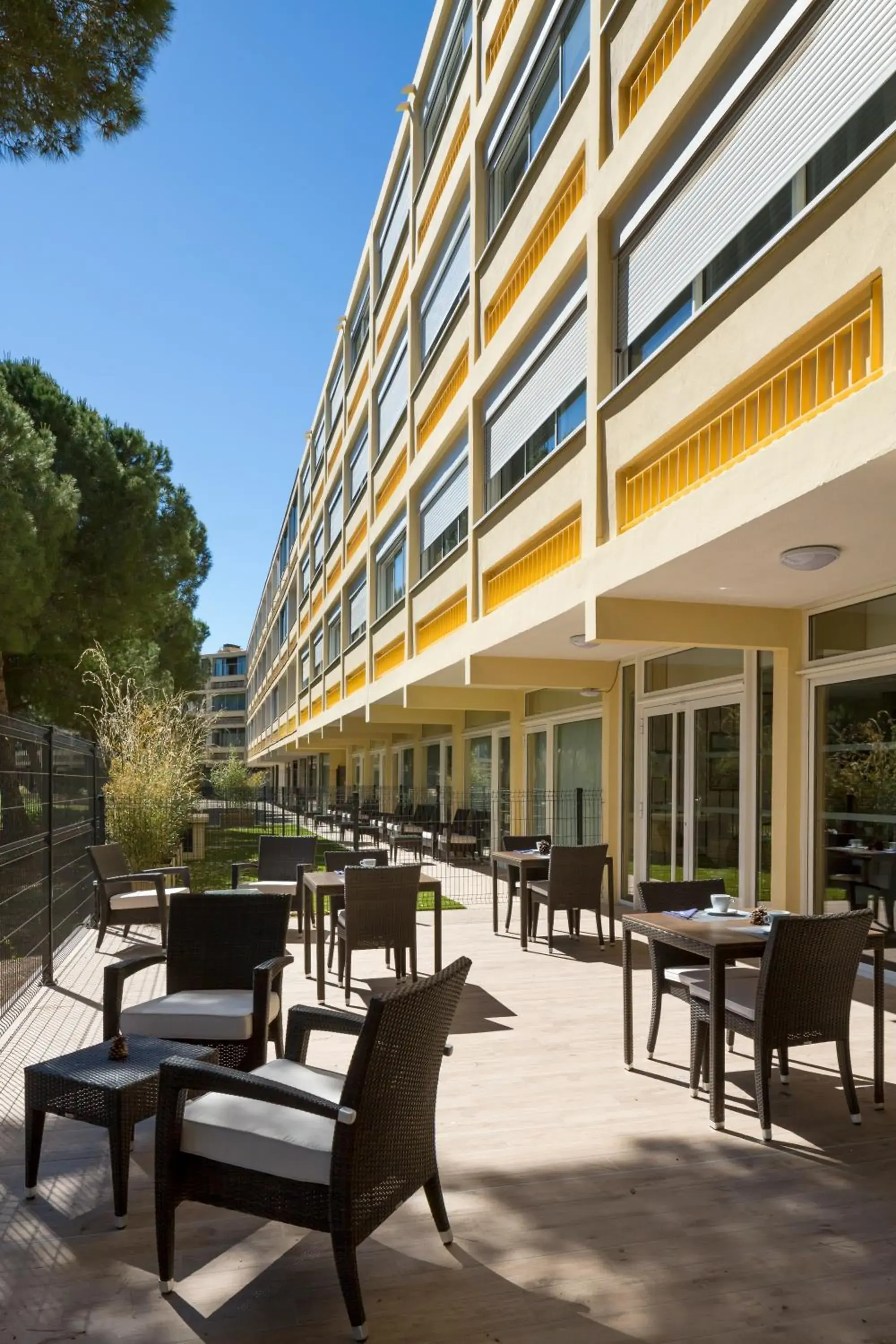 Patio, Restaurant/Places to Eat in Operalia Hotel les Pins