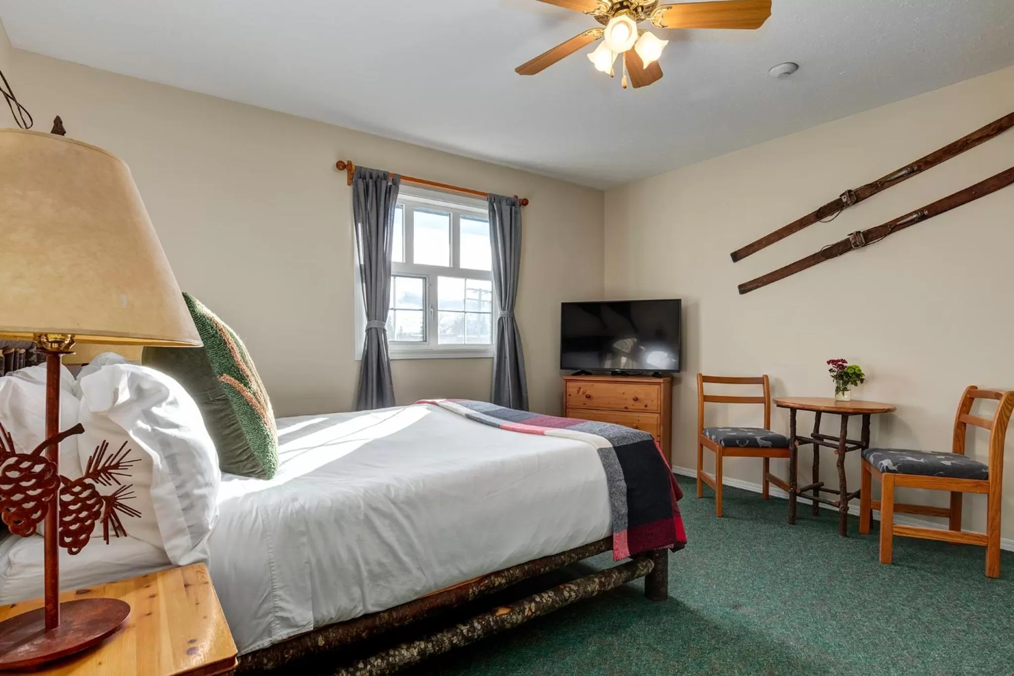 Bedroom, Bed in Courthouse Inn Revelstoke