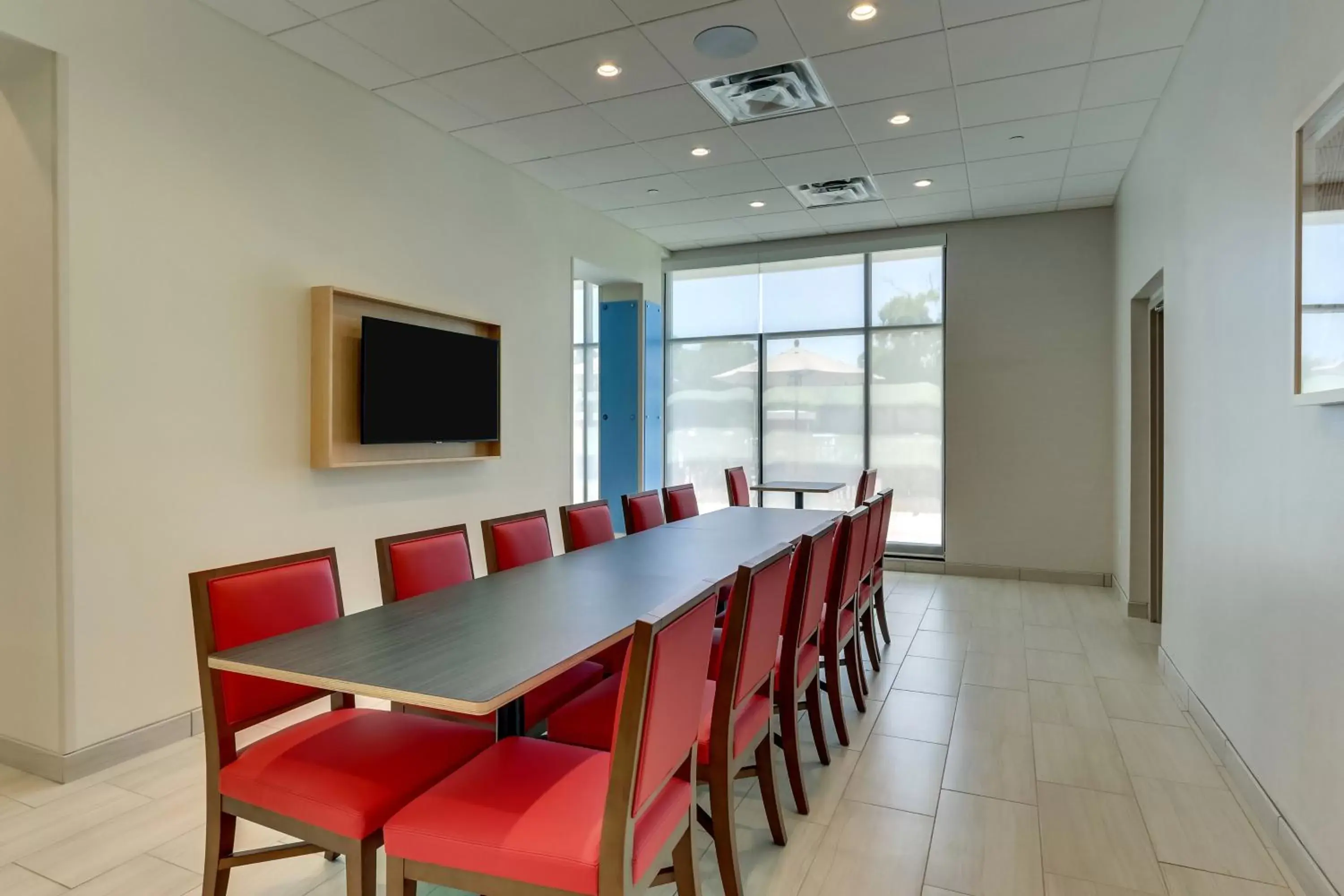 Dining area in Holiday Inn Express - Wilmington - Porters Neck, an IHG Hotel