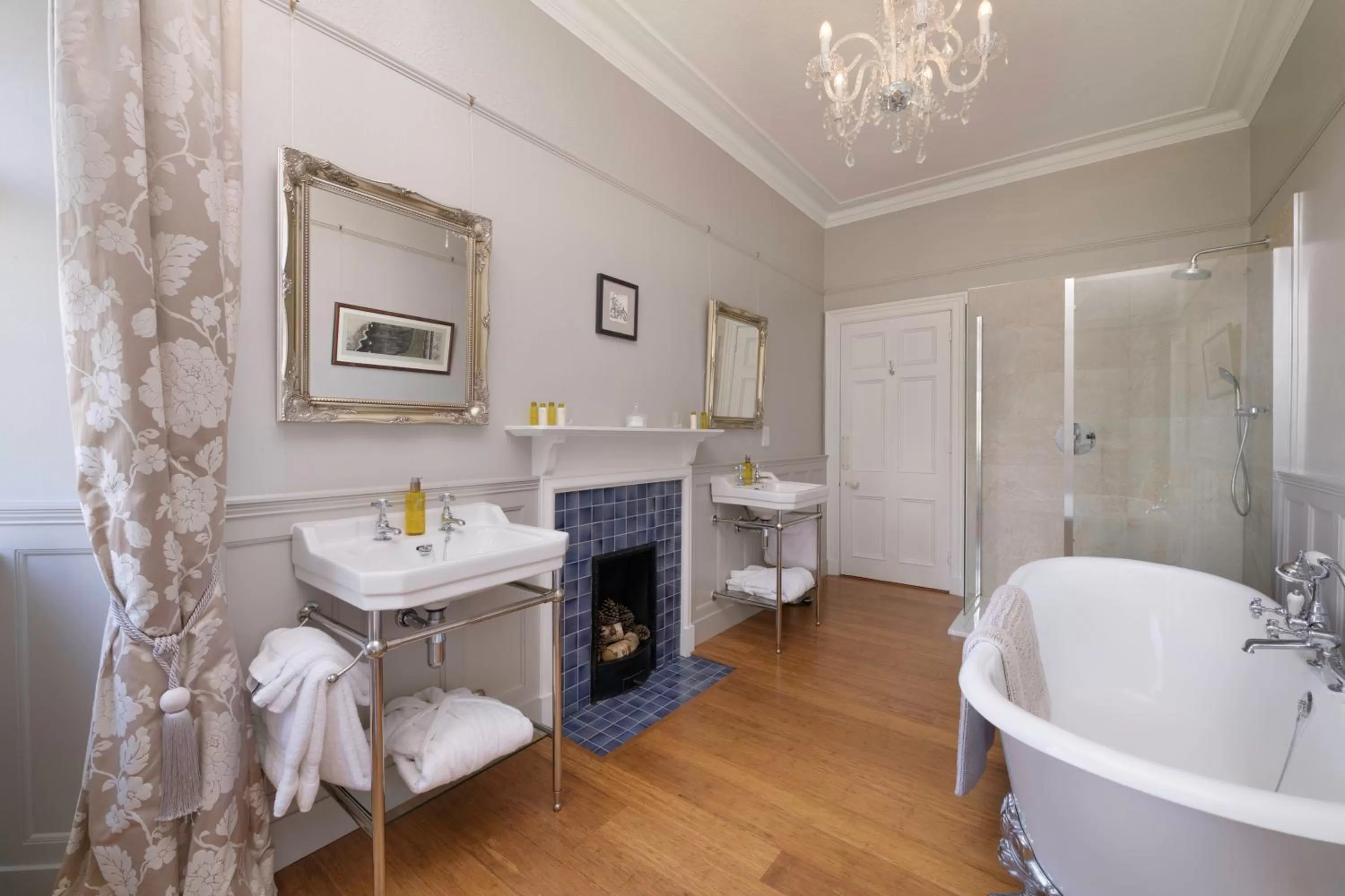 Bathroom in Lys-Na-Greyne Country House