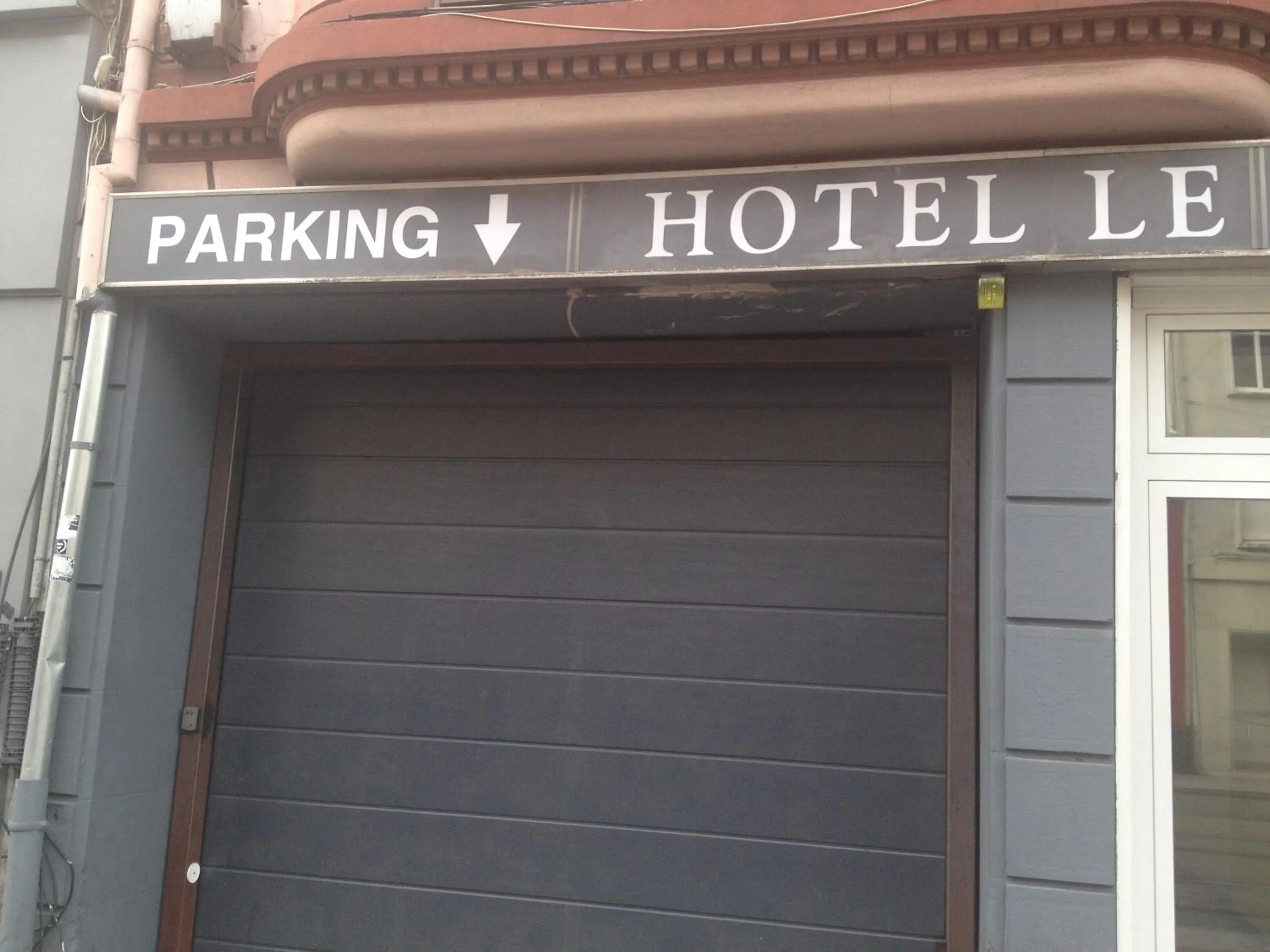 Facade/entrance in Hotel Le Strasbourg
