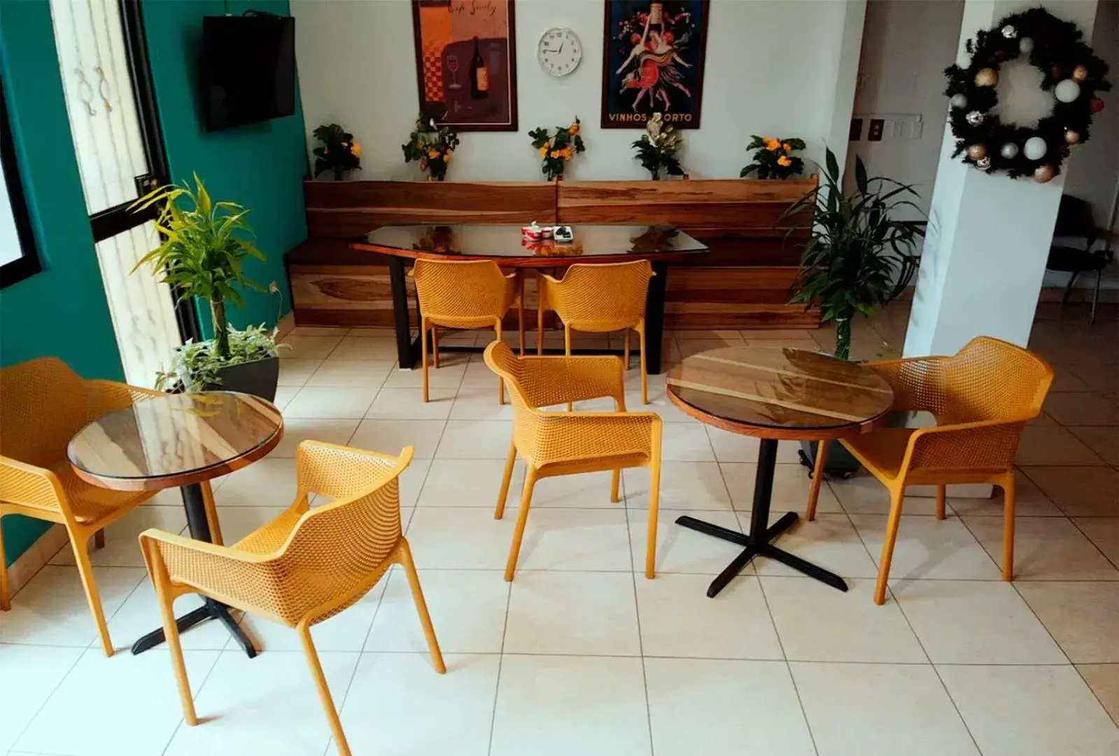 Dining area in Trebol Amarillo Bed & Breakfast