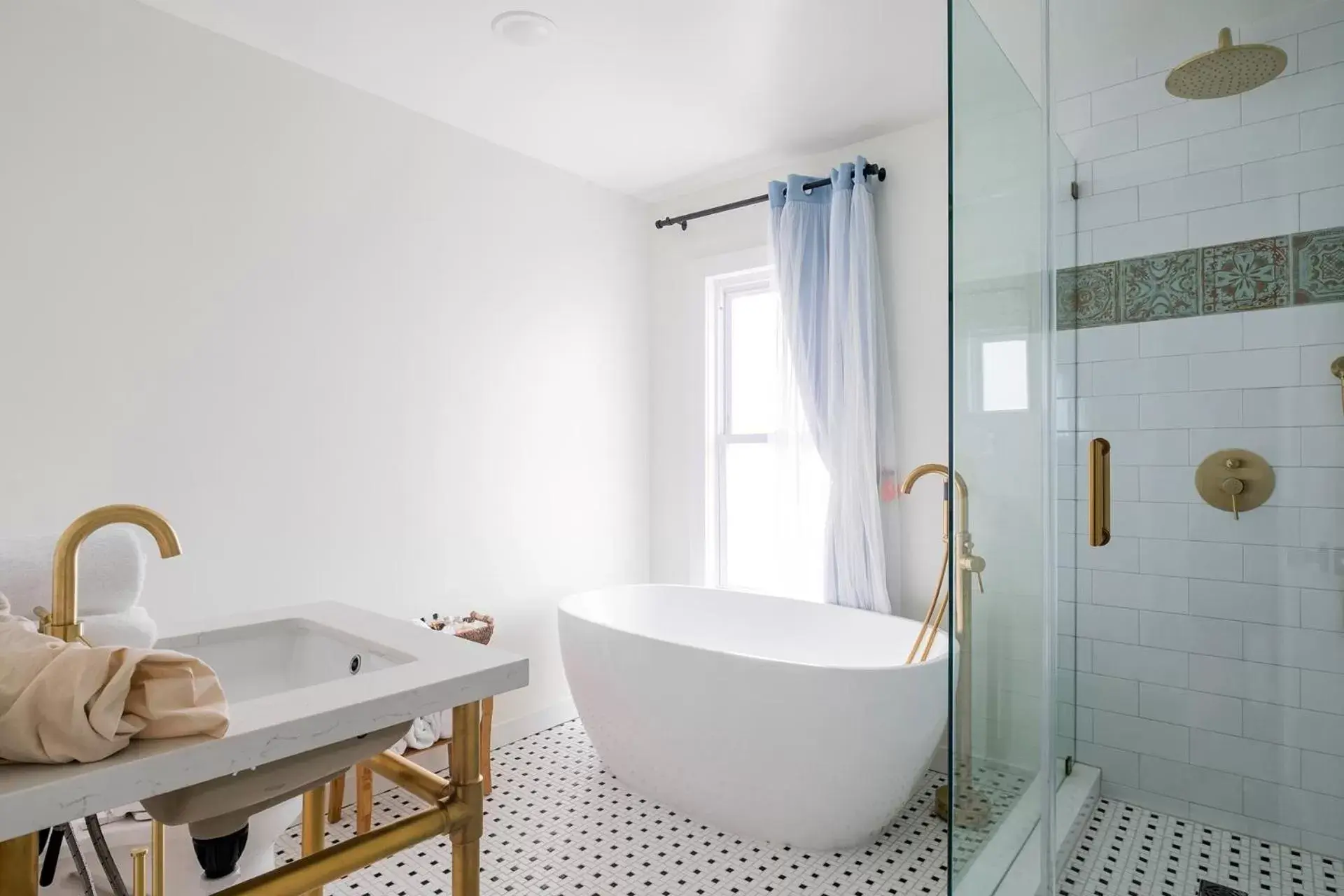 Shower, Bathroom in Scarborough Inn