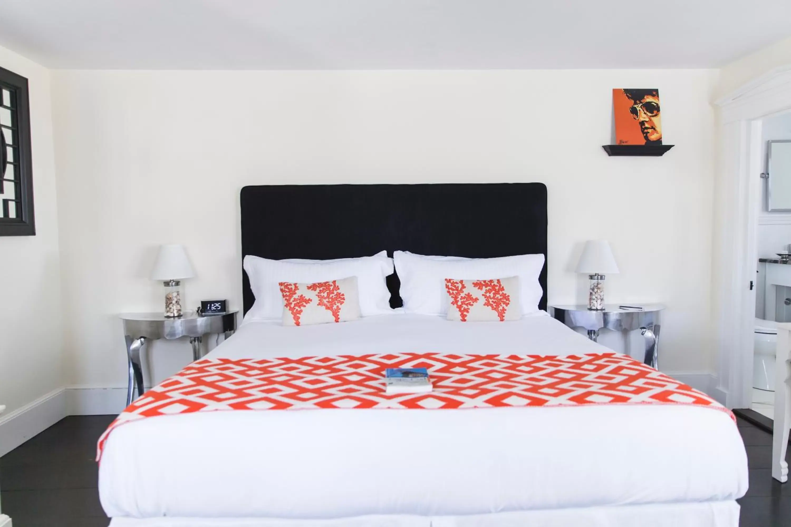 Bed in The Platinum Pebble Boutique Inn - Adults Only Property
