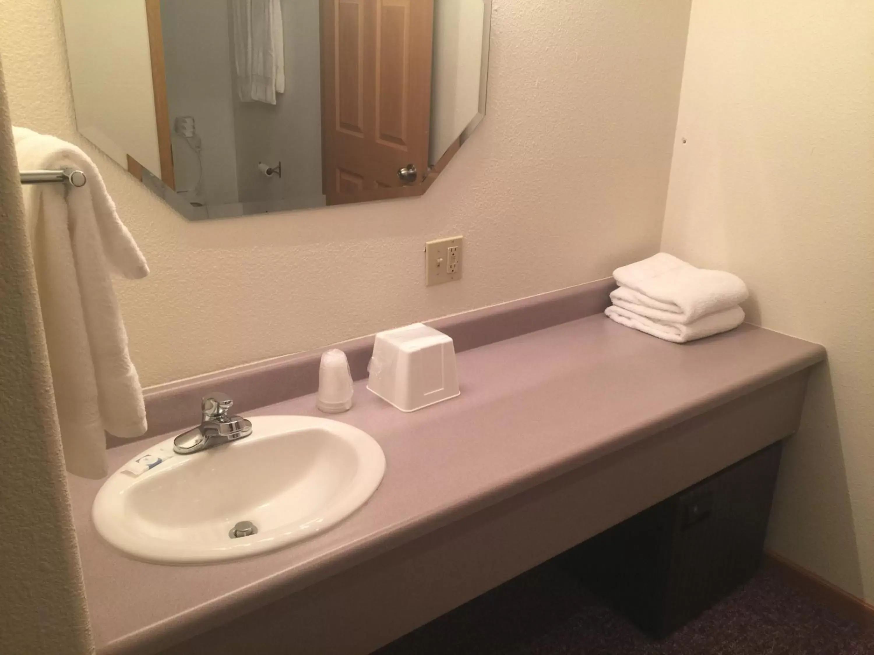 Bathroom in Wheels Motel