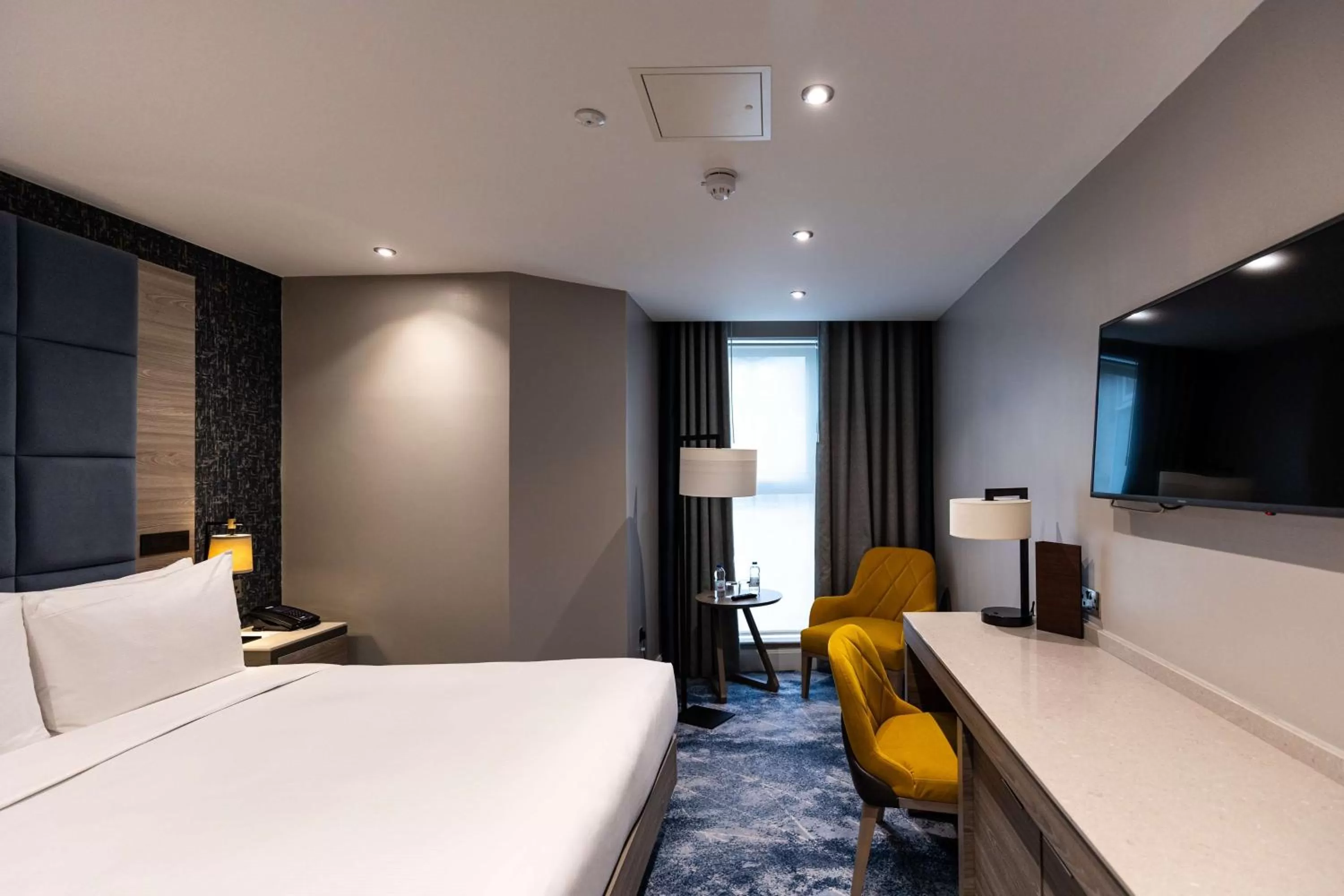 Living room, Bed in DoubleTree by Hilton London – West End
