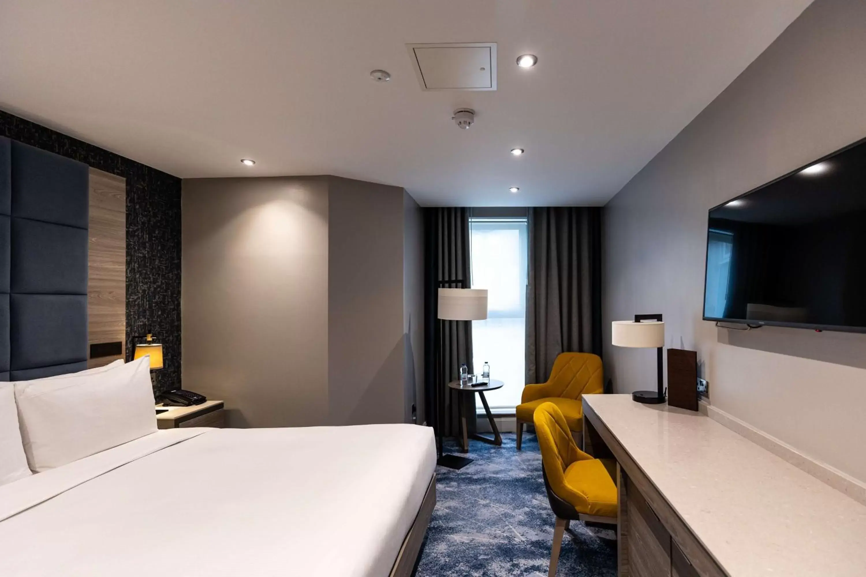 Living room, TV/Entertainment Center in DoubleTree By Hilton London - West End