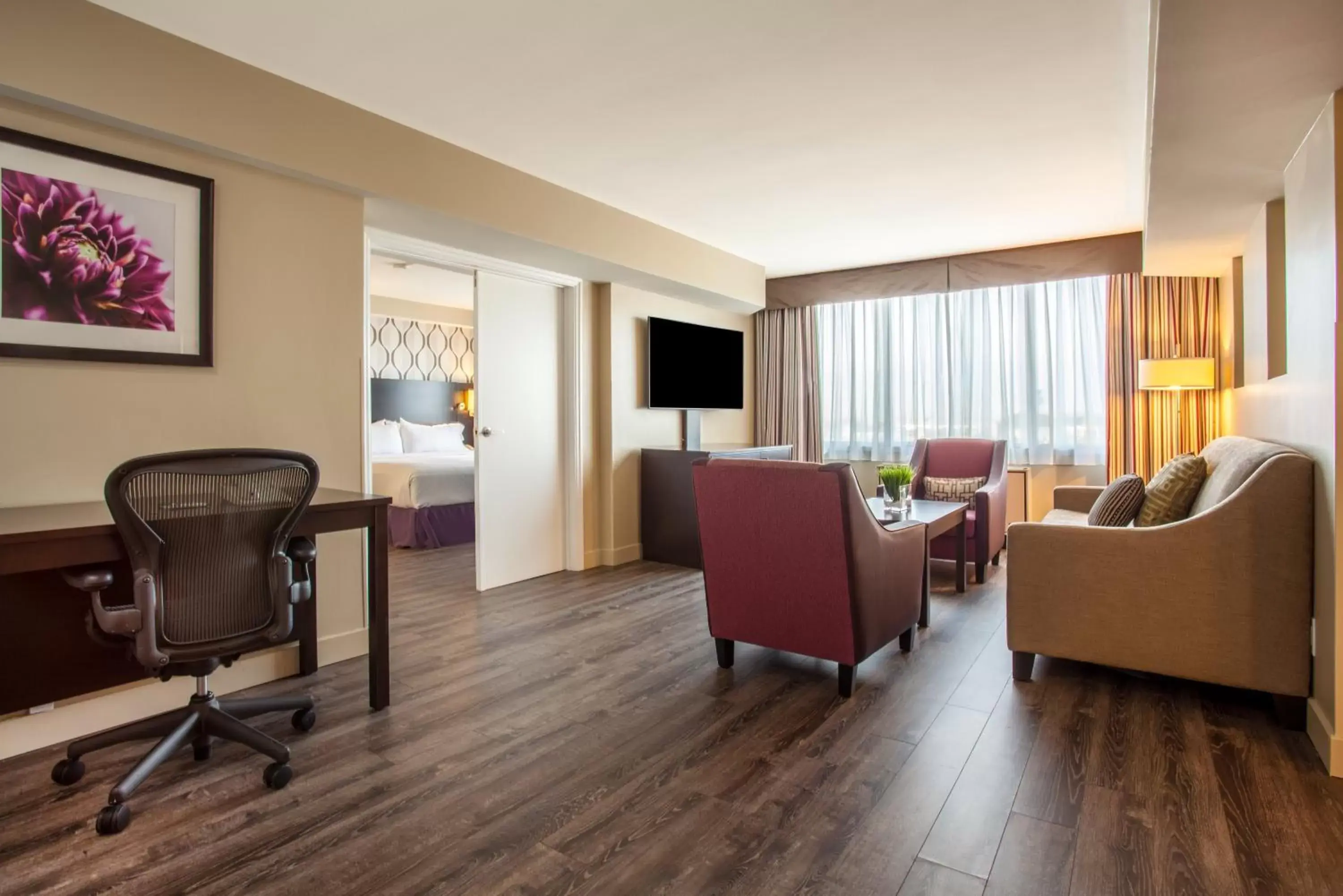 Photo of the whole room, Seating Area in Holiday Inn Toronto International Airport, an IHG Hotel