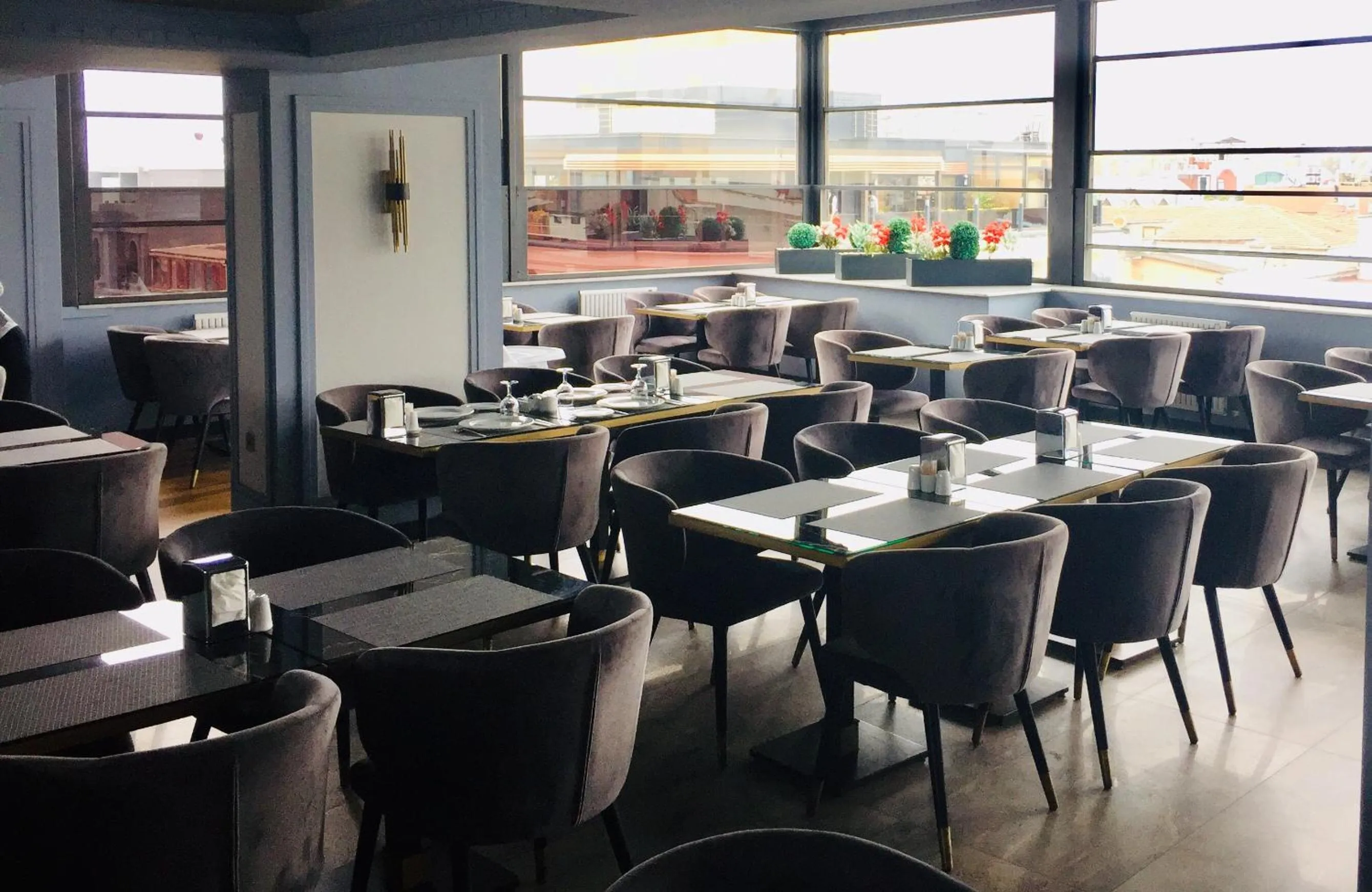 Restaurant/places to eat in Grand Washington Hotel