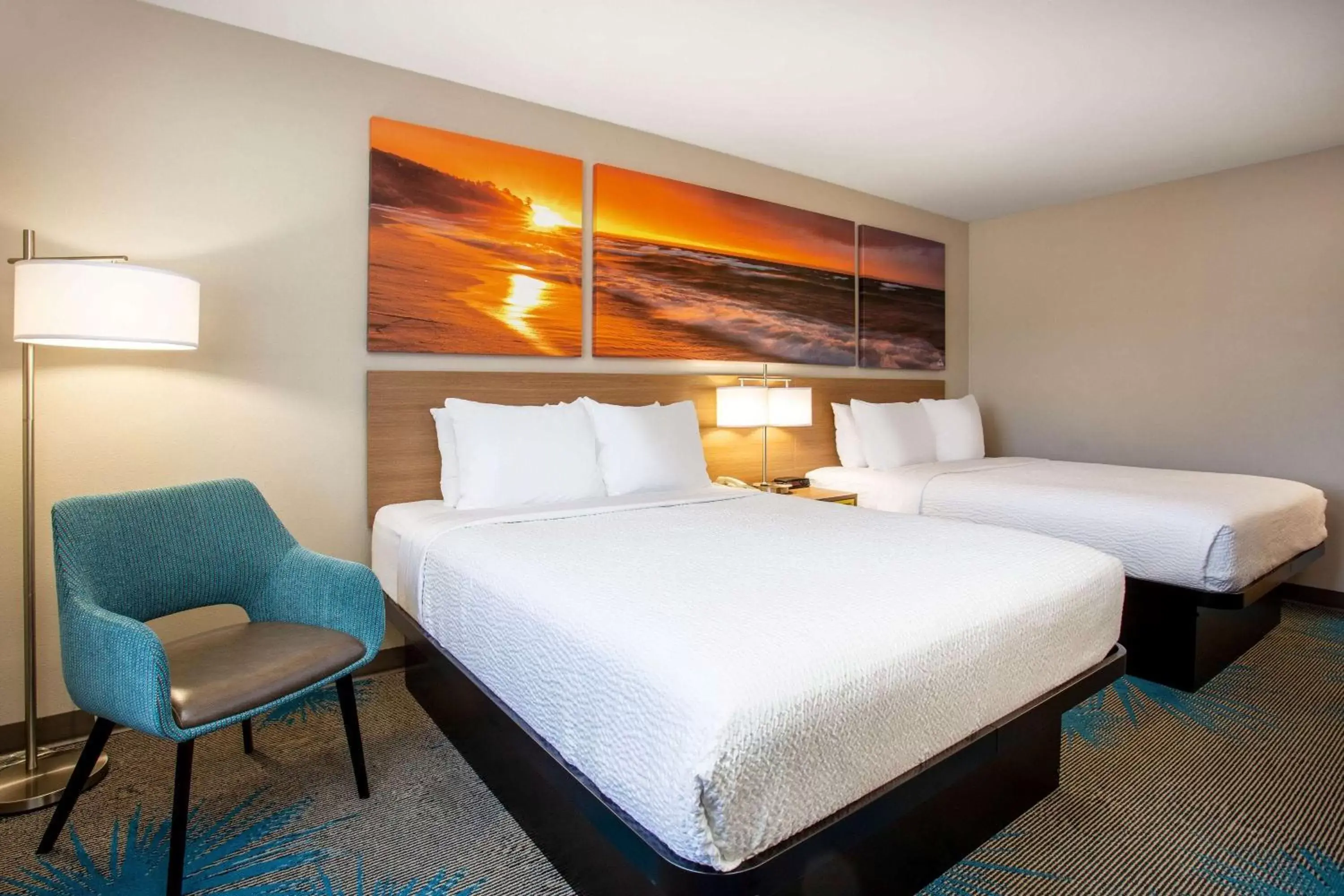 Photo of the whole room, Bed in Days Inn by Wyndham Marquette