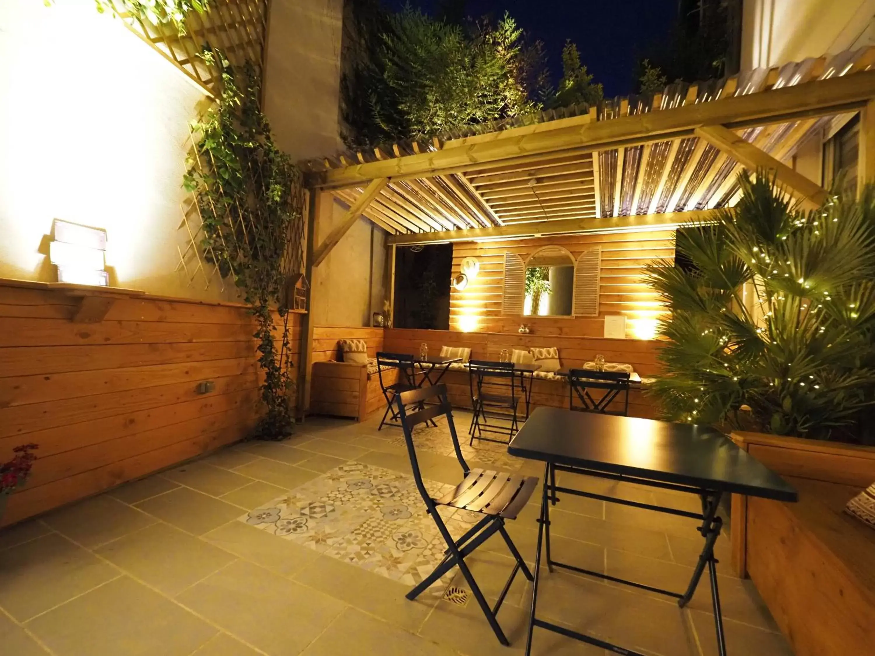 Patio in Hôtel Le Biarritz - Vichy