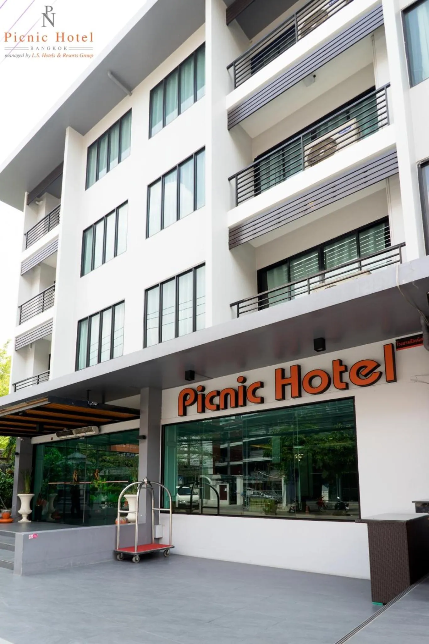 Property building in Picnic Hotel Bangkok - Rang Nam