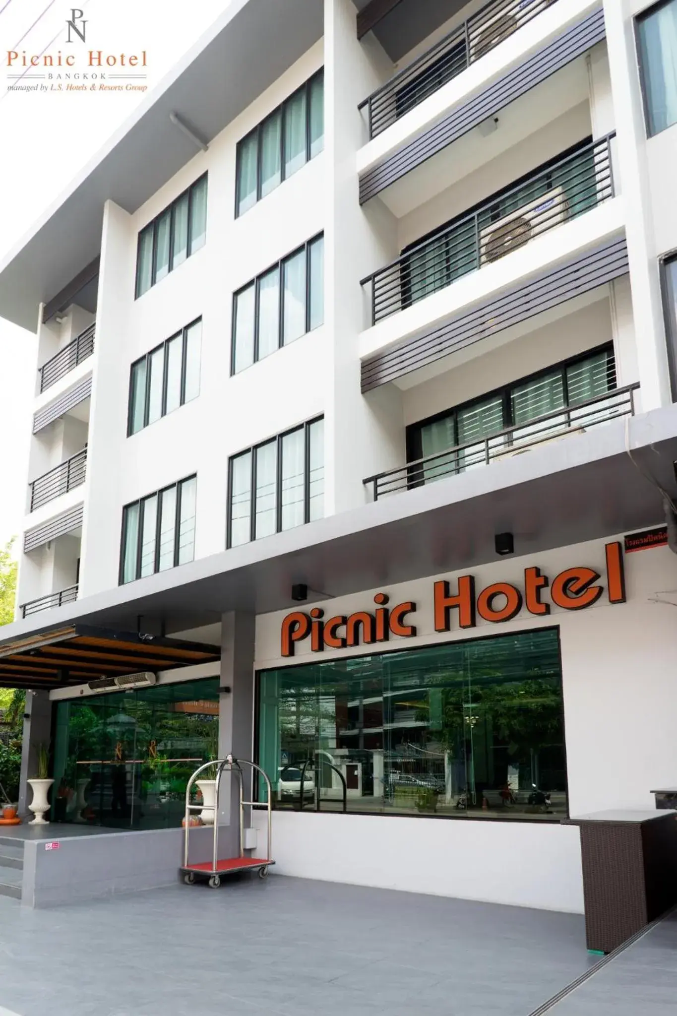 Property building in Picnic Hotel Bangkok - Rang Nam Property building in Picnic Hotel Bangkok - Rang Nam