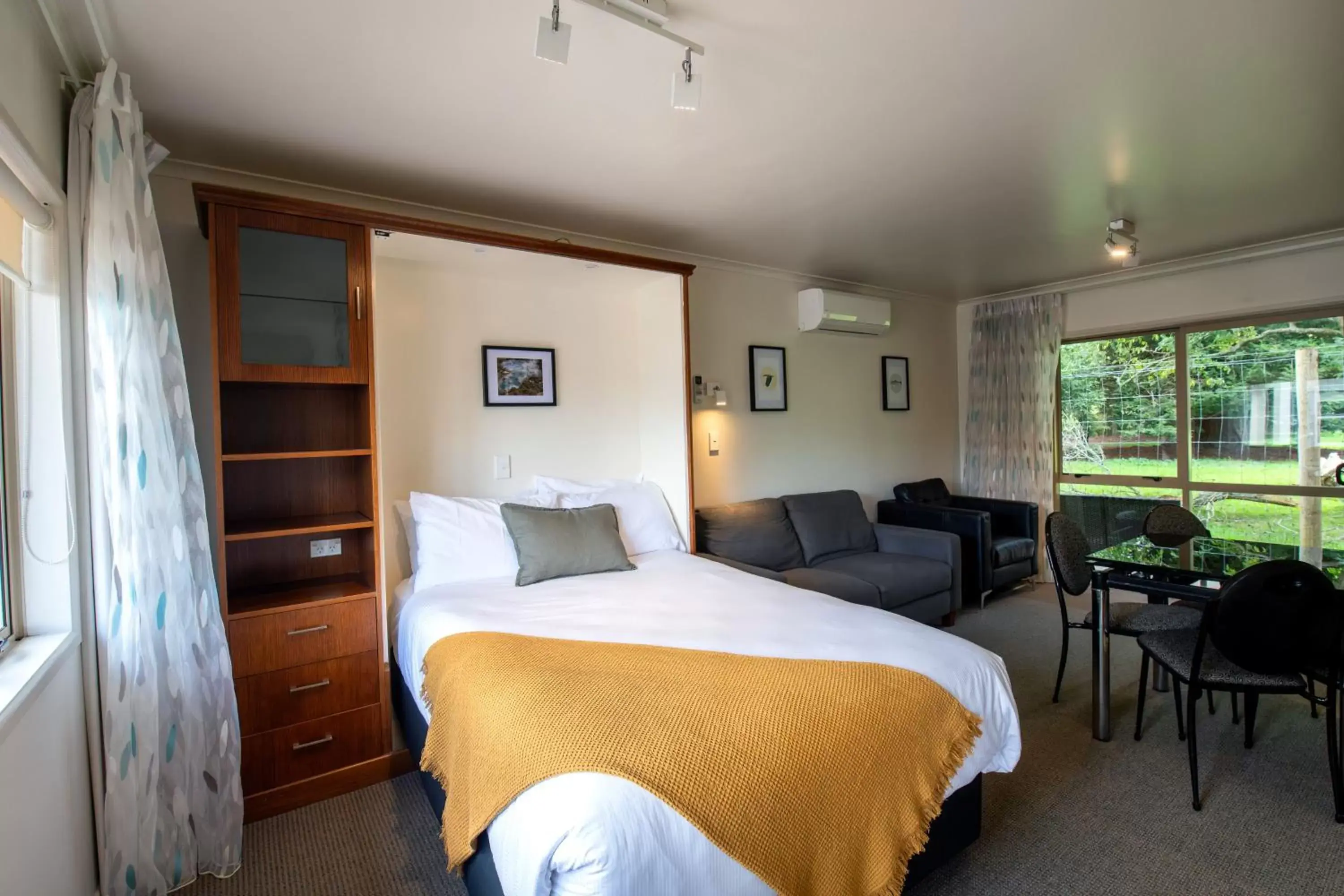 Living room, Bed in Best Western Braeside Rotorua