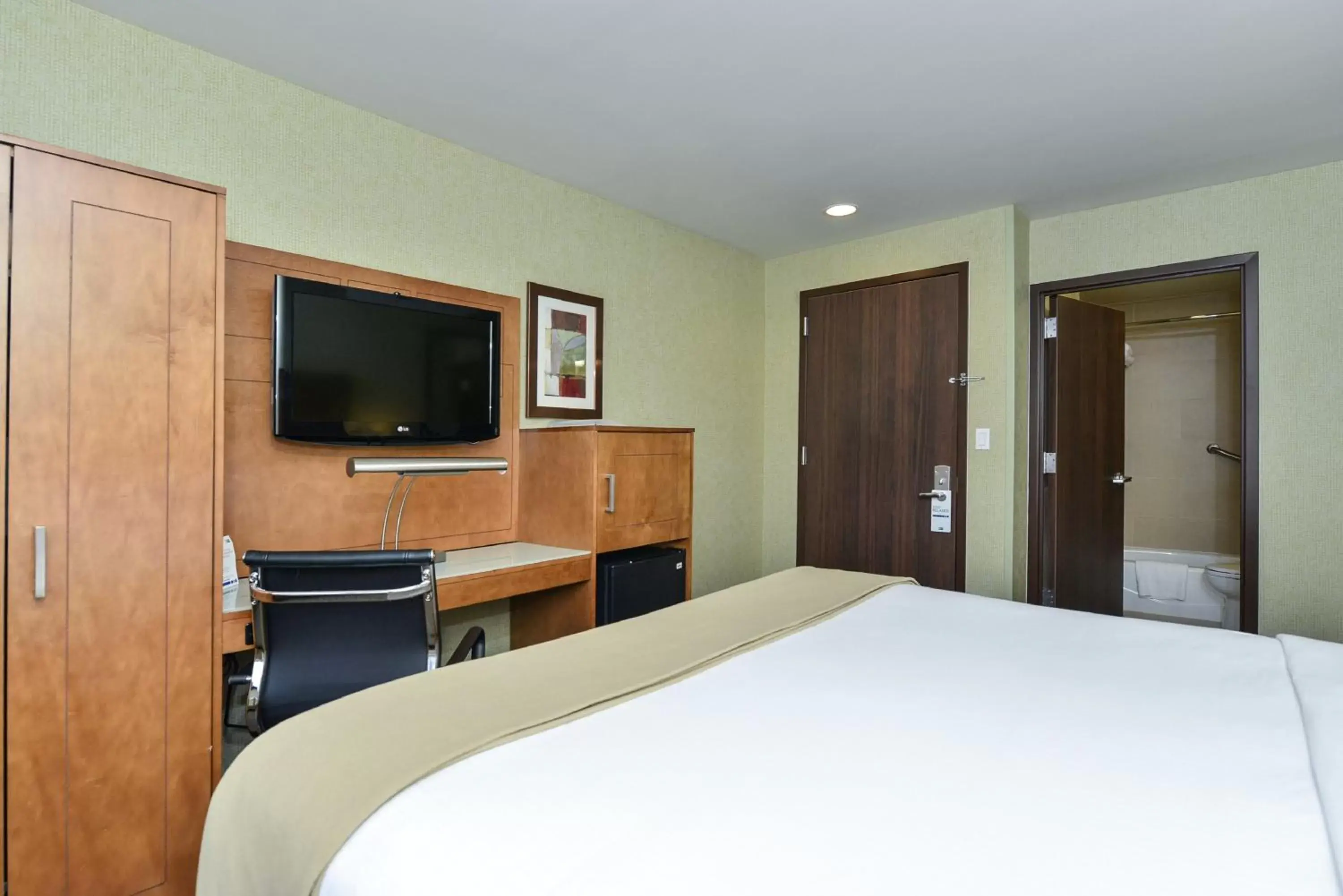 Photo of the whole room, Bed in Holiday Inn Express Manhattan Midtown West, an IHG Hotel