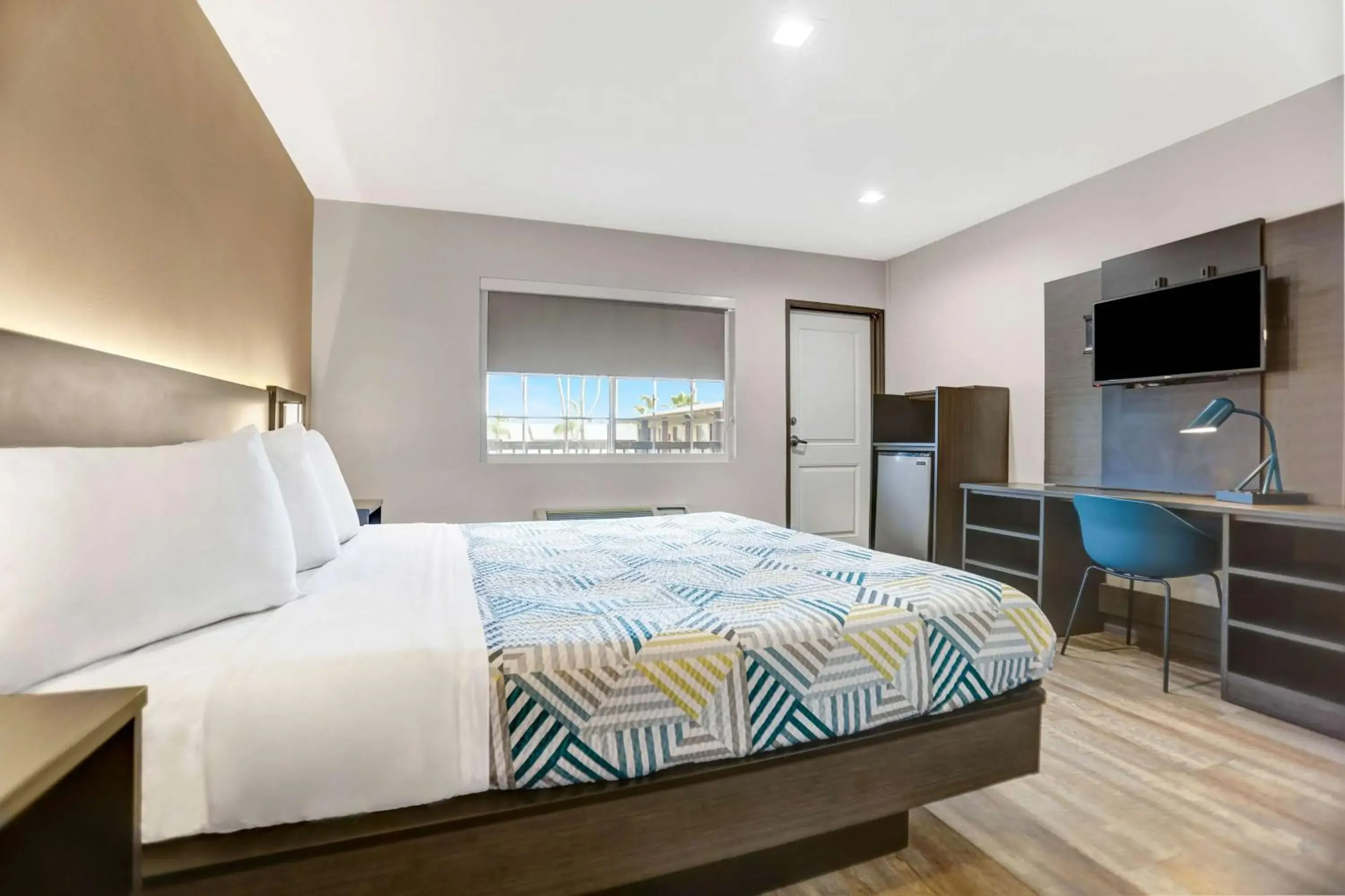 Bedroom, Bed in Motel 6 San Diego, CA Airport Harbor Bedroom, Bed in Motel 6 San Diego, CA Airport Harbor