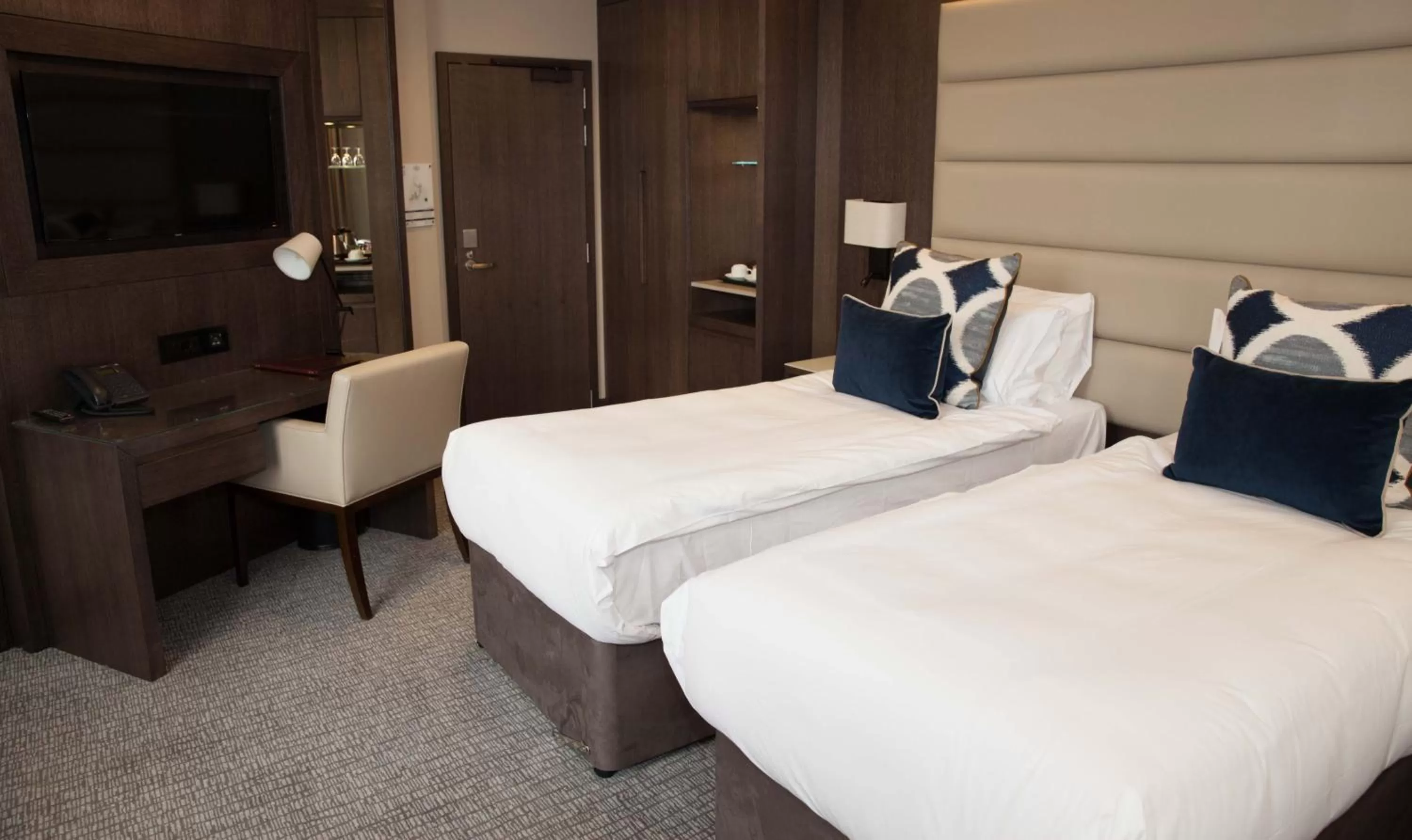 Photo of the whole room, Bed in The Kings Head Hotel