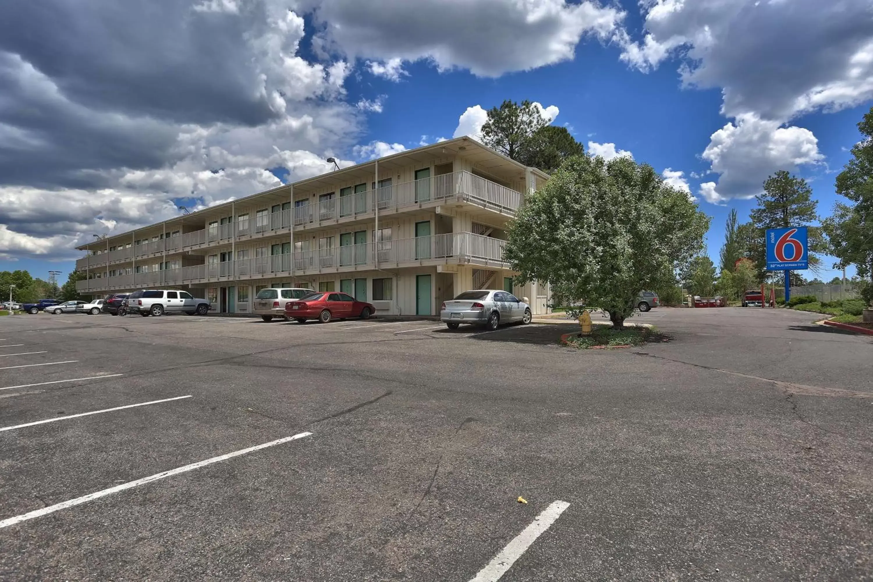 Property Building in Motel 6-Flagstaff, AZ - West - Woodland Village