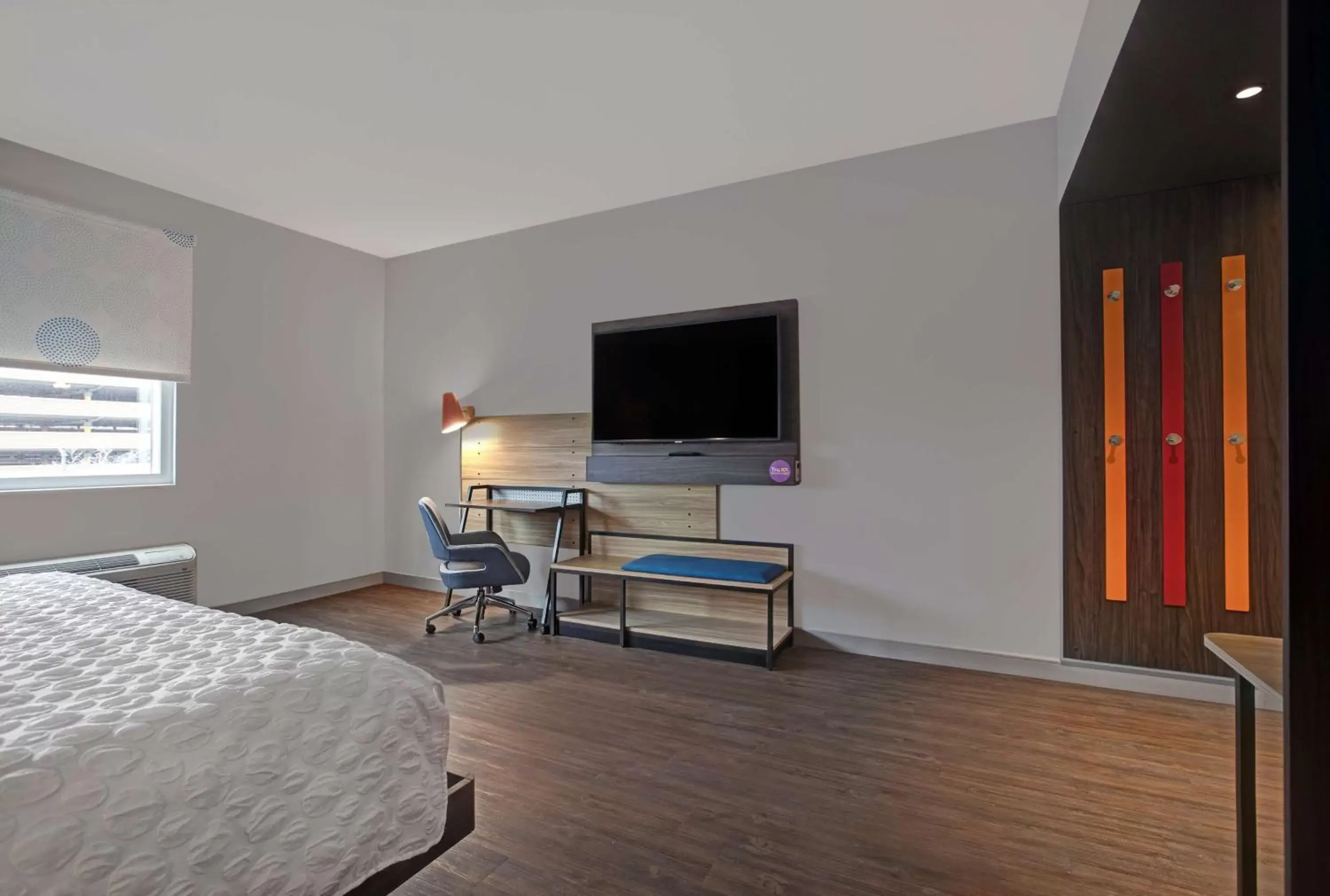 Bed, TV/Entertainment Center in Tru By Hilton Milwaukee Downtown, WI