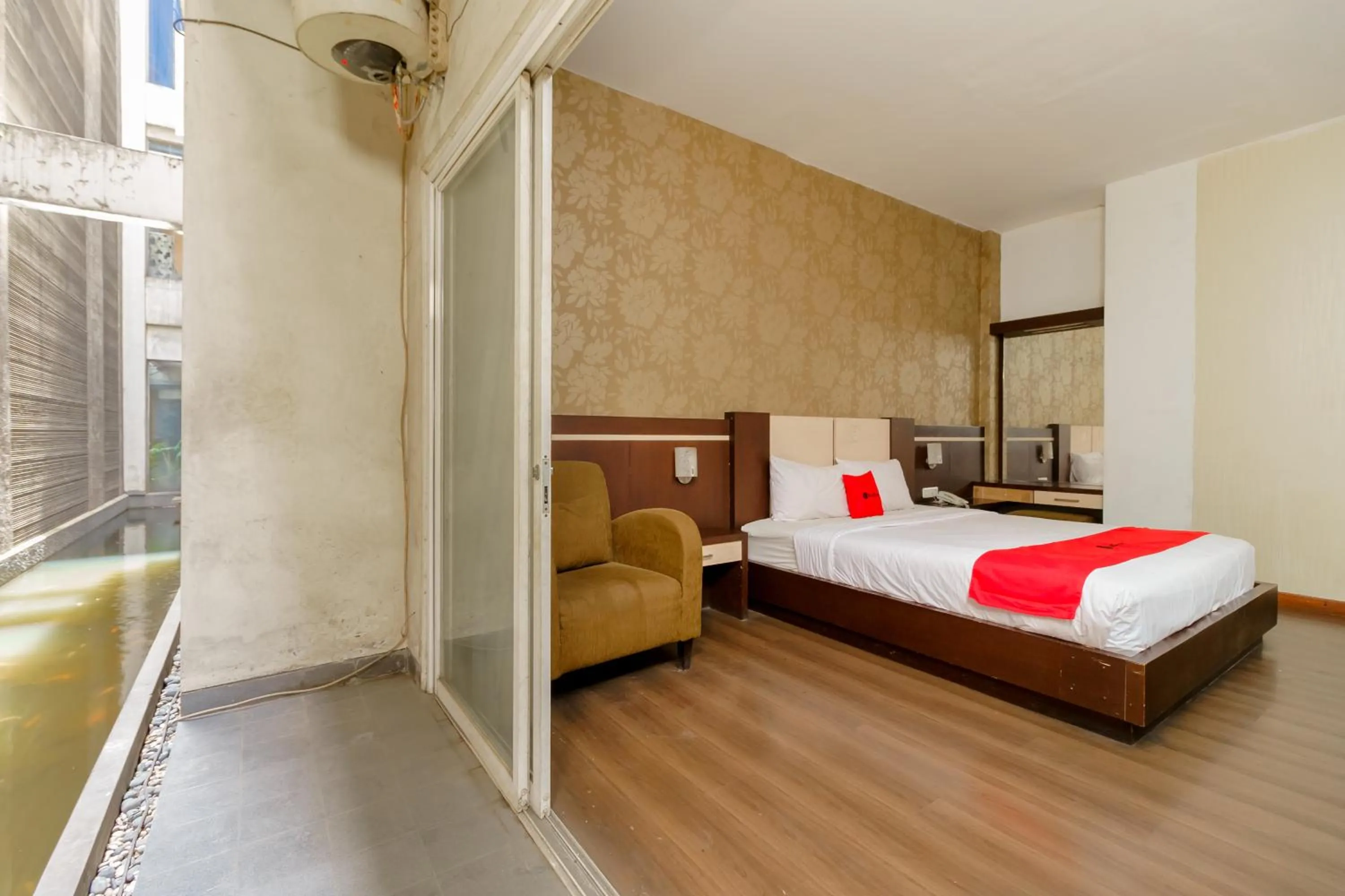 Deluxe Suite in Collection O Cikarang Near Pollux Mall Formerly Hotel Pesona Cikarang