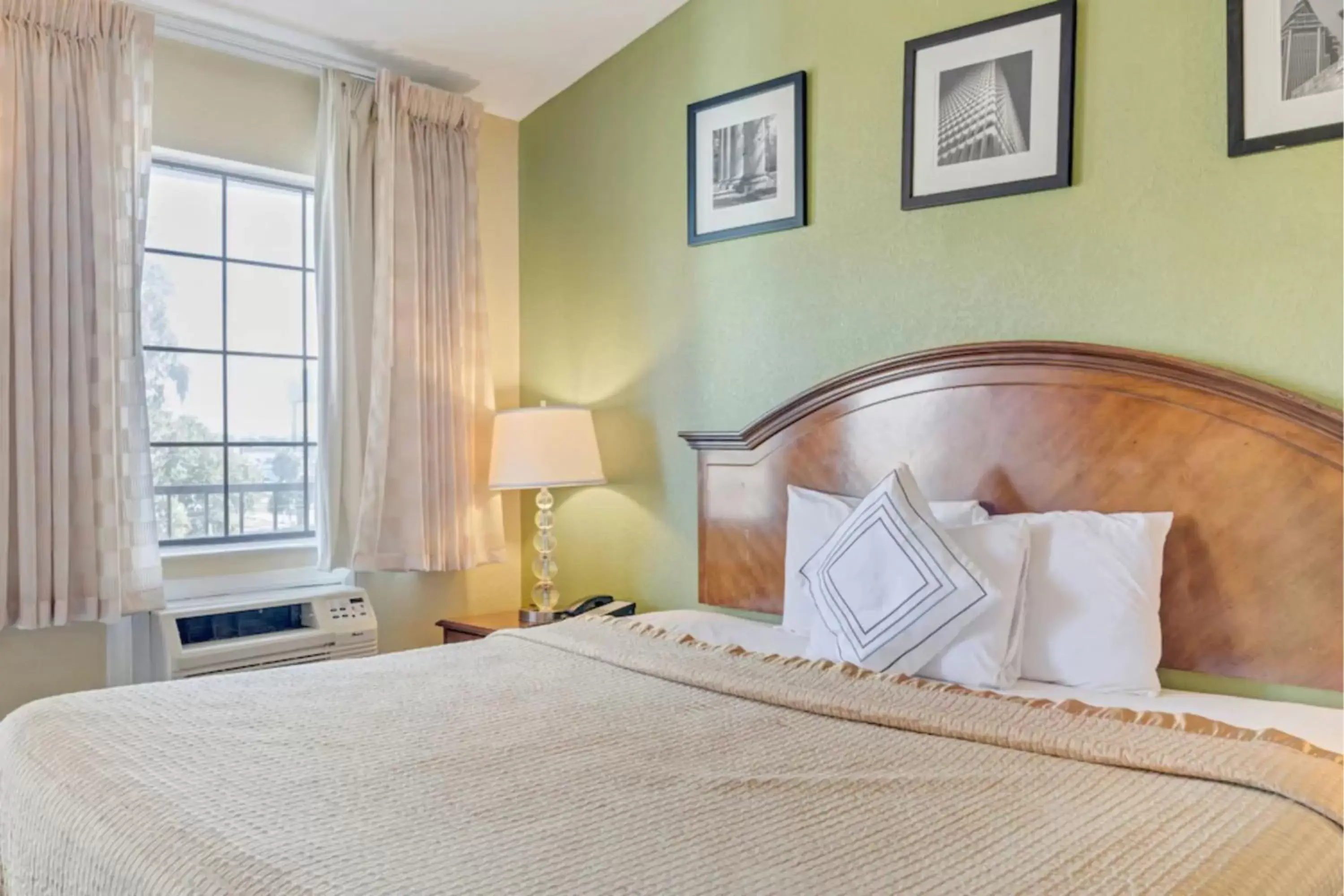 Bed in Savannah Garden Hotel Bed in Savannah Garden Hotel