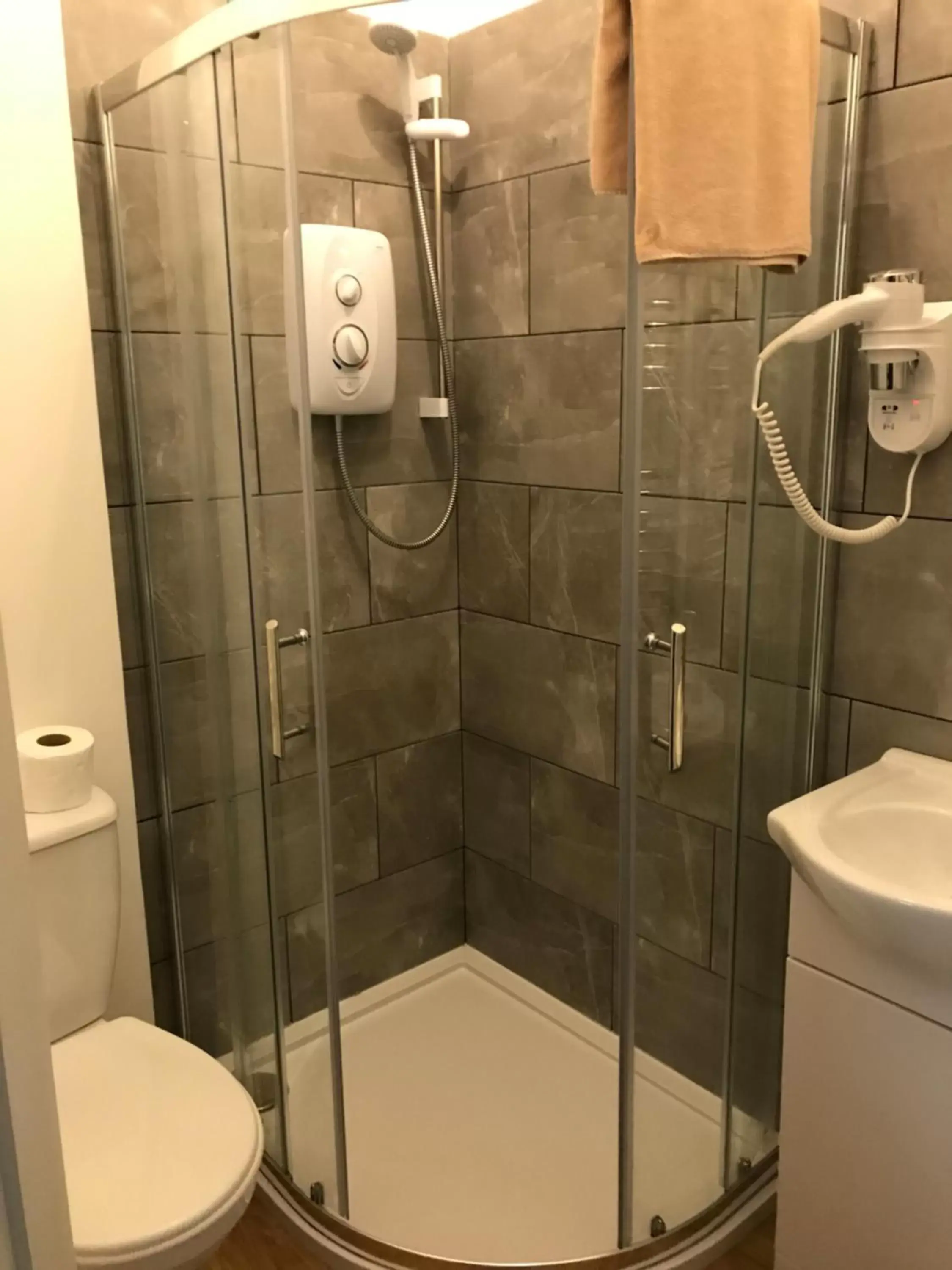 Shower, Bathroom in Royal Mile Balconies by the Castle